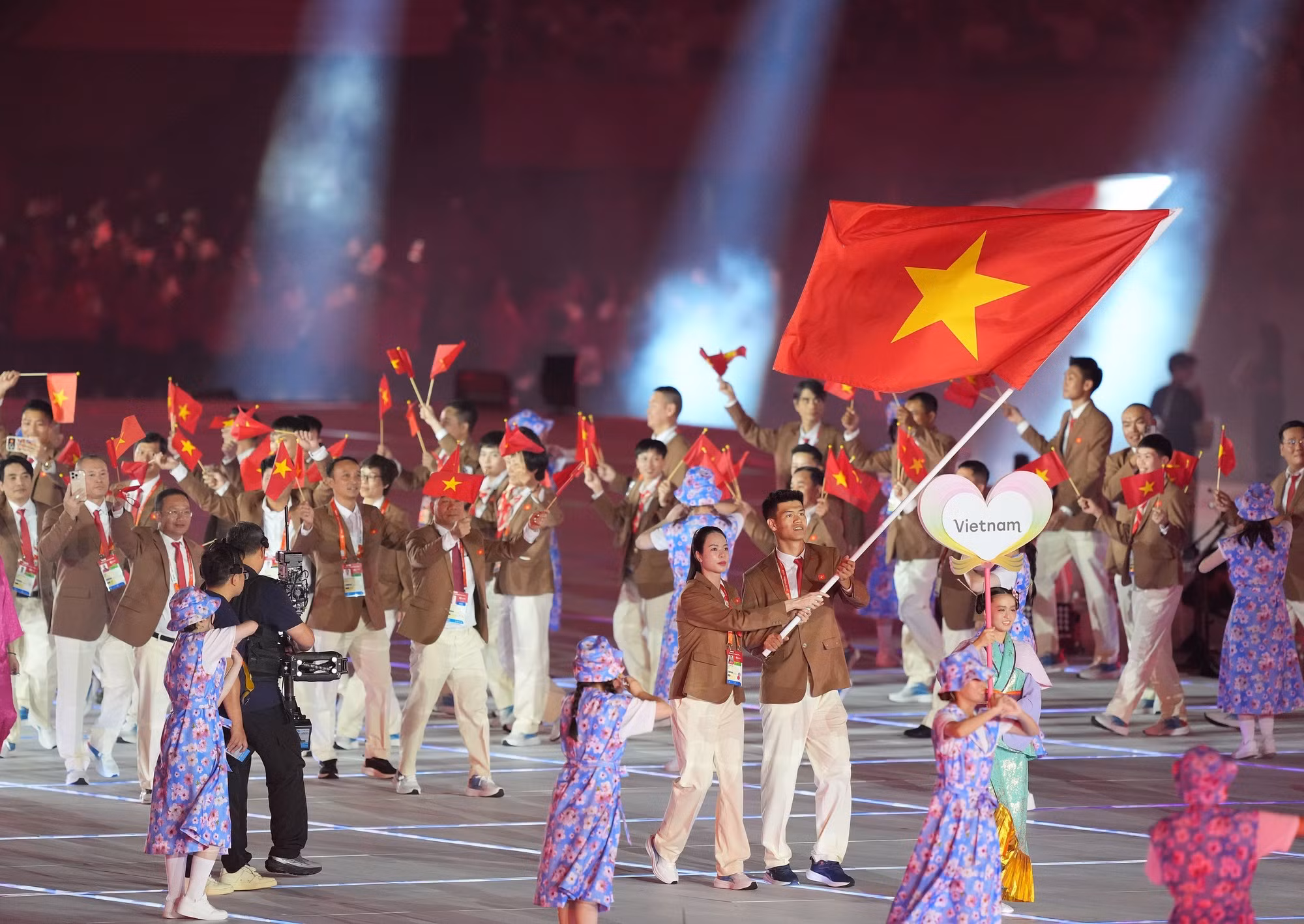 Los atletas de la delegación de Vietnam desfilan durante la ceremonia. Foto: Xinhua/VNA