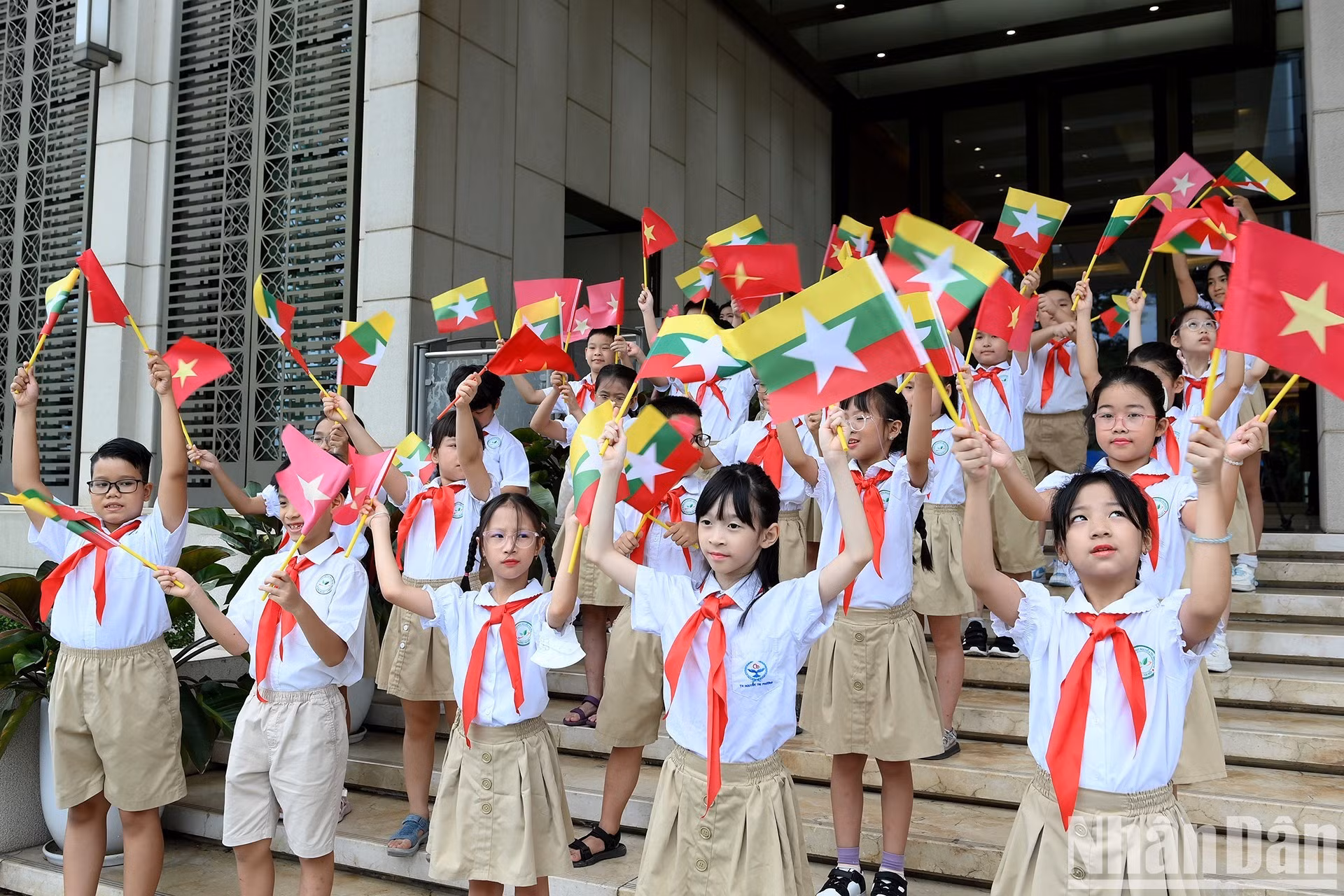 Niños de Hanói dan la bienvenida al presidente de Myanmar, Min Aung Hlaing, y a su esposa, Kyu Kyu Hla, durante su visita oficial a Vietnam.