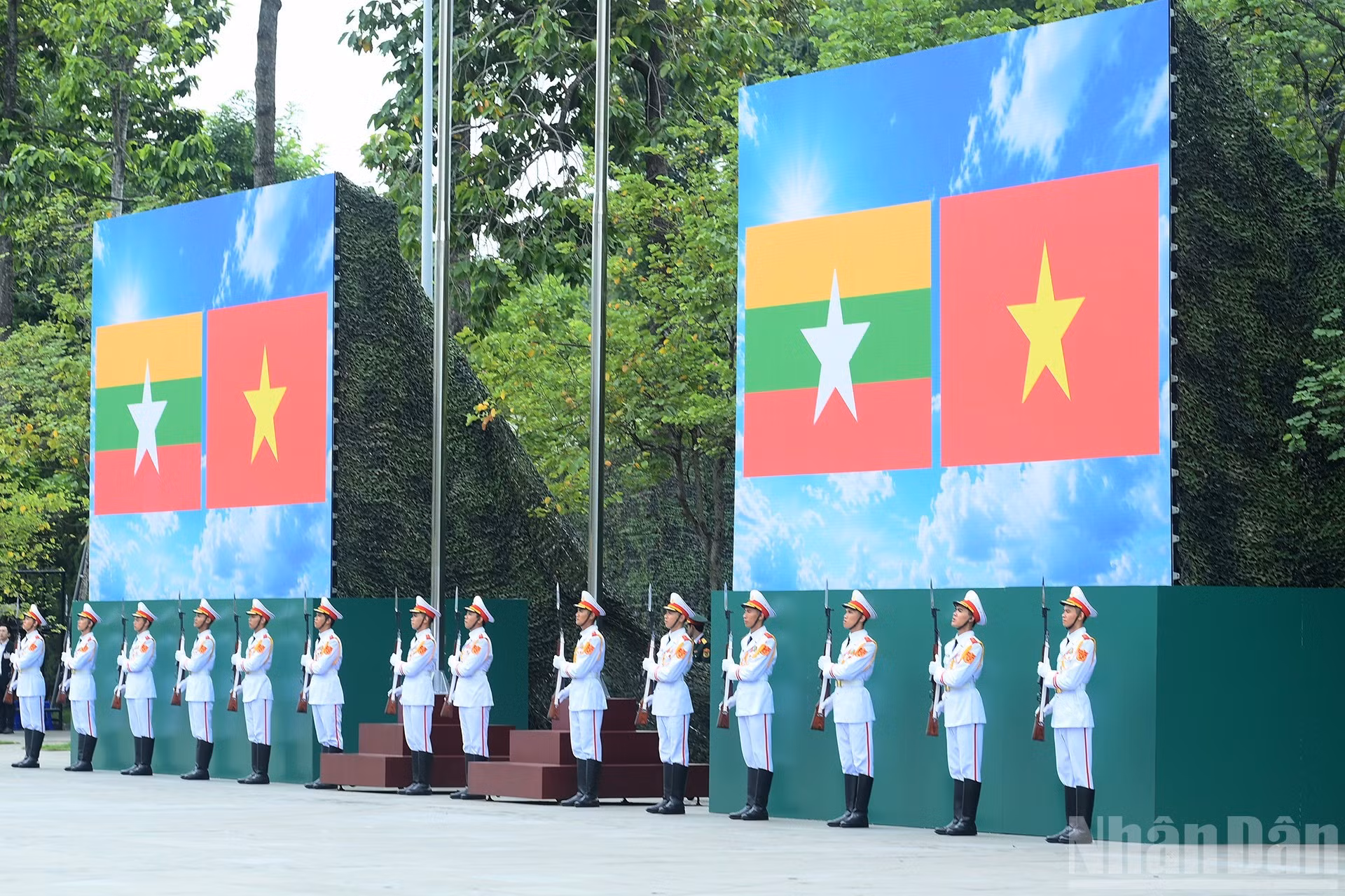 Ceremonia de saludo a las banderas nacionales de ambos países.