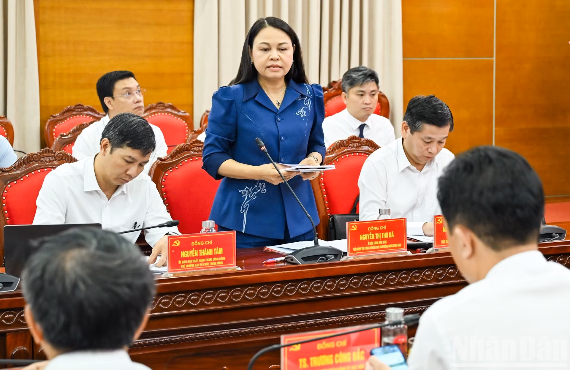 Nguyen Thi Thu Ha, vicejefa de la Oficina del Comité Central del Partido, toma la palabra.
