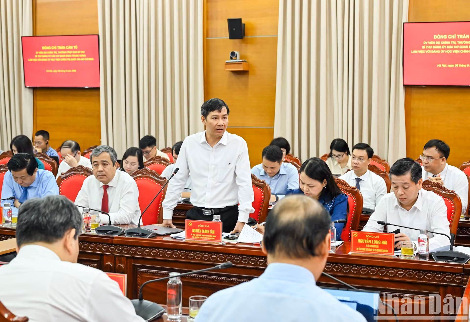 Nguyen Thanh Tam, vicejefe de la Comisión de Organización del Comité Central del Partido, expone sus opiniones.