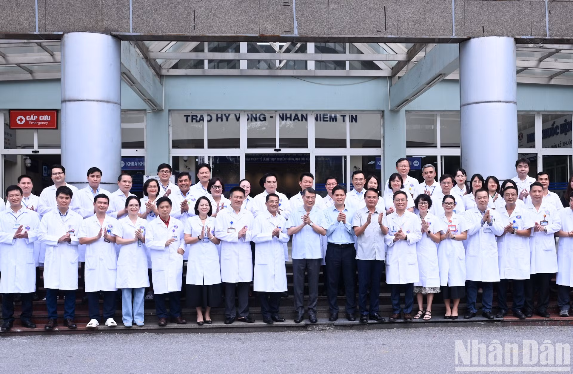 El primer ministro Le Minh Hung, junto al personal médico del Hospital K.