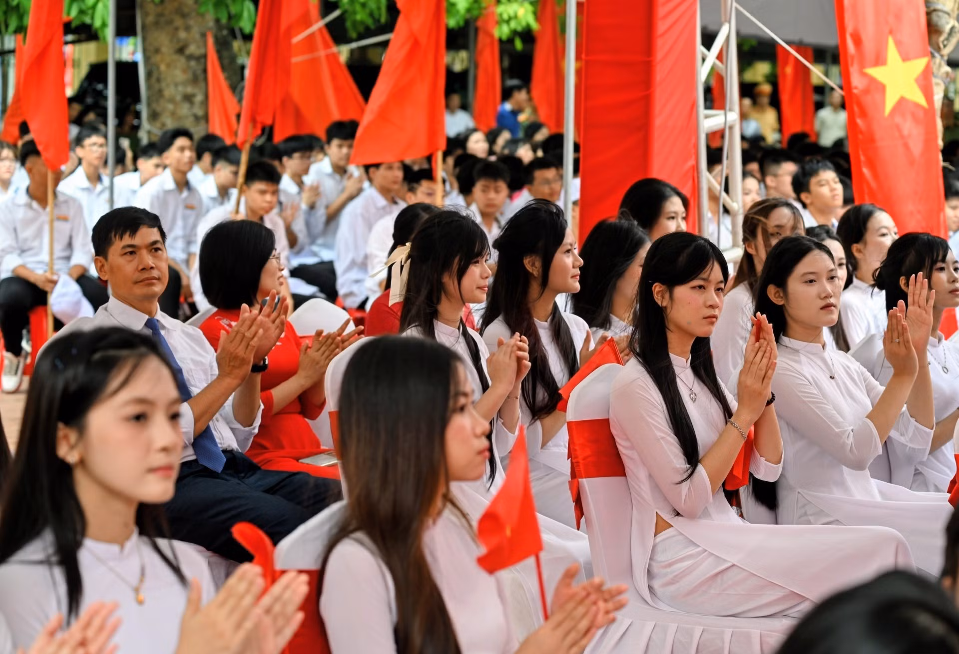 Estudiantes de la Escuela Preparatoria Le Quy Don asisten a la ceremonia.