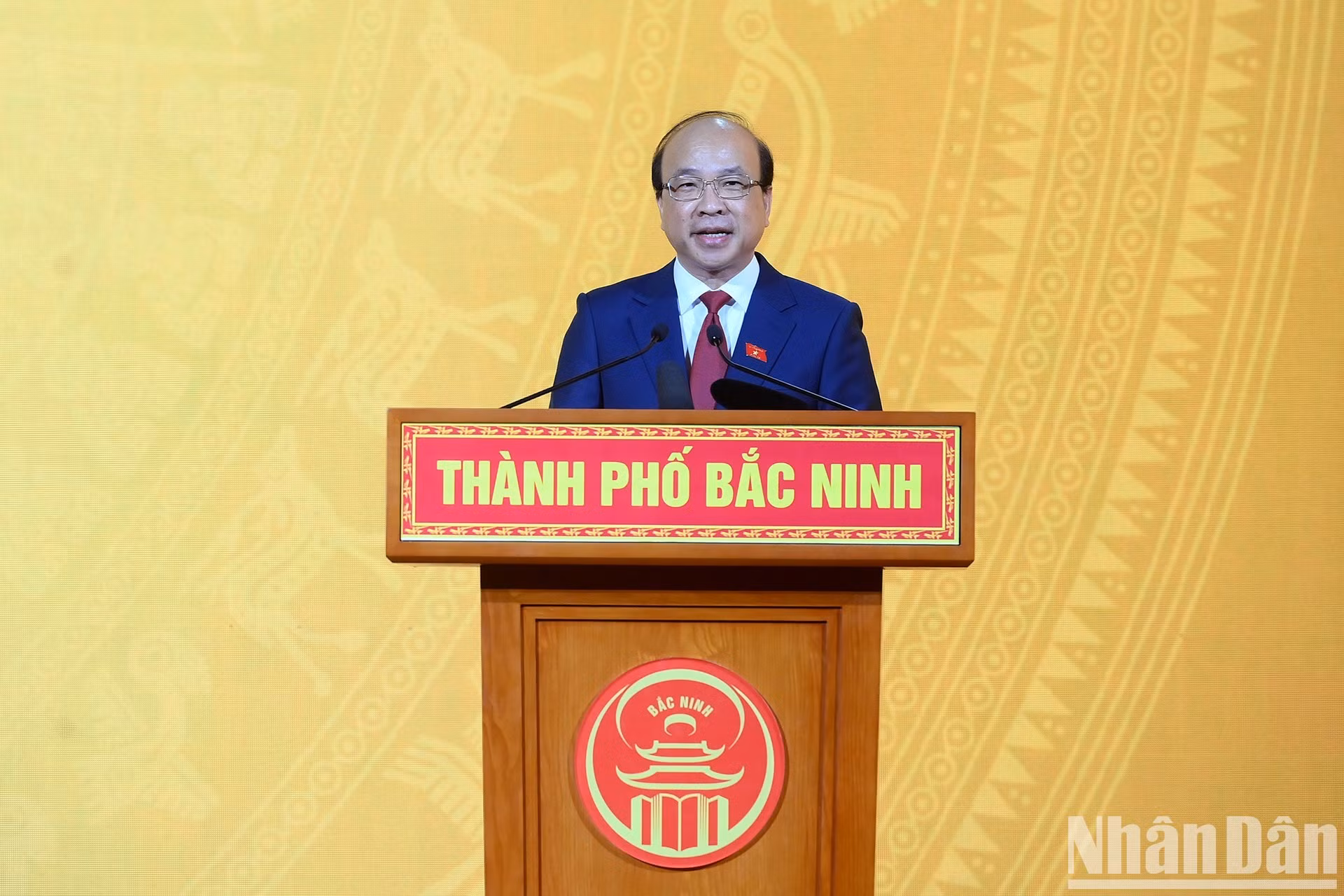 Phan Chi Hieu, miembro del Comité Central del Partido, miembro del Comité Permanente de la Asamblea Nacional y jefe de la Comisión de Asuntos Jurídicos y Justicia de la Asamblea Nacional, anuncia la Resolución Nº 39/2026/QH16 del órgano legislativo sobre la creación de la ciudad de Bac Ninh.