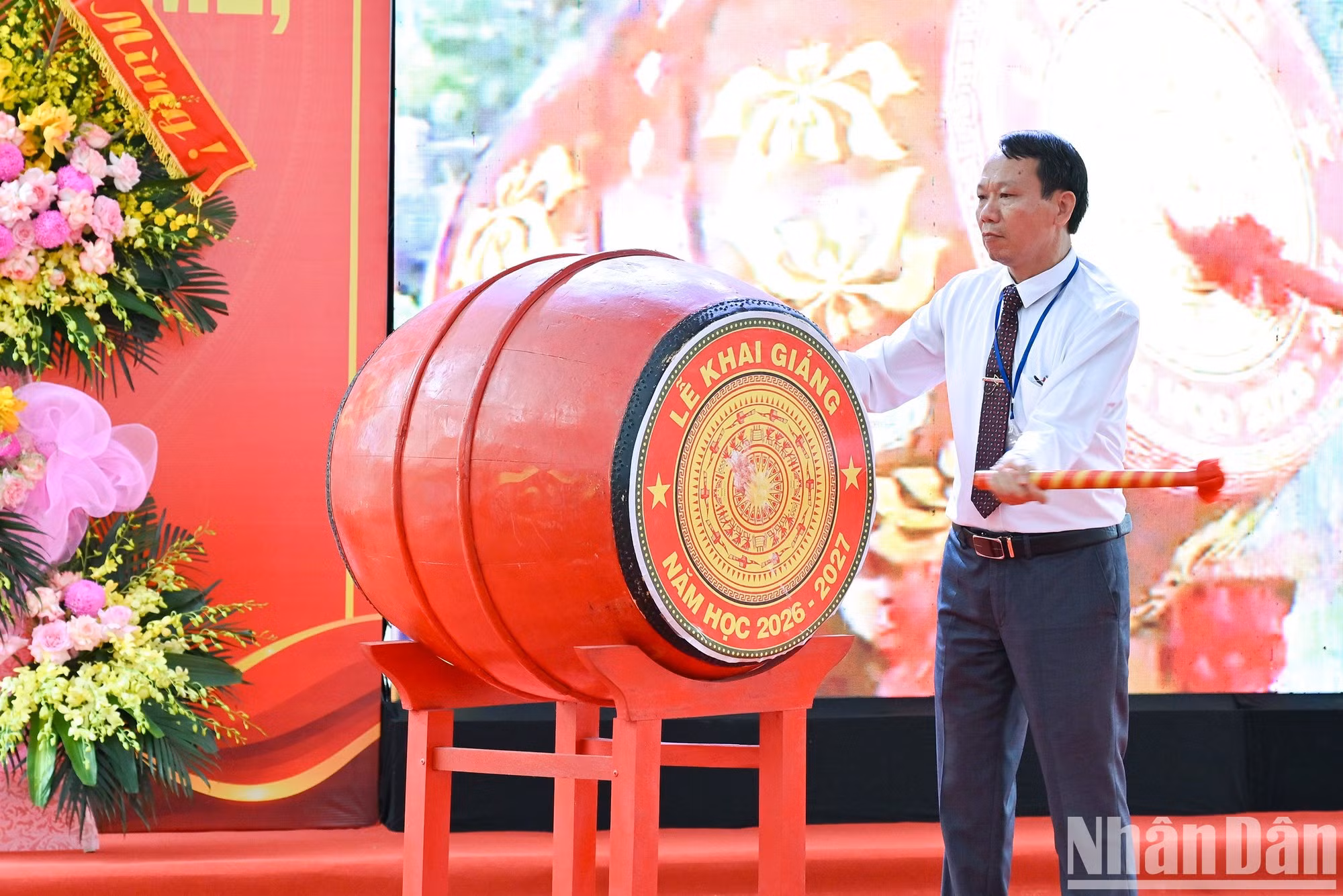 El rector de la Escuela General con Internado para Minorías Étnicas en Bac Ninh, Nguyen Danh Bac, toca el tambor para inaugurar el curso escolar 2026-2027.