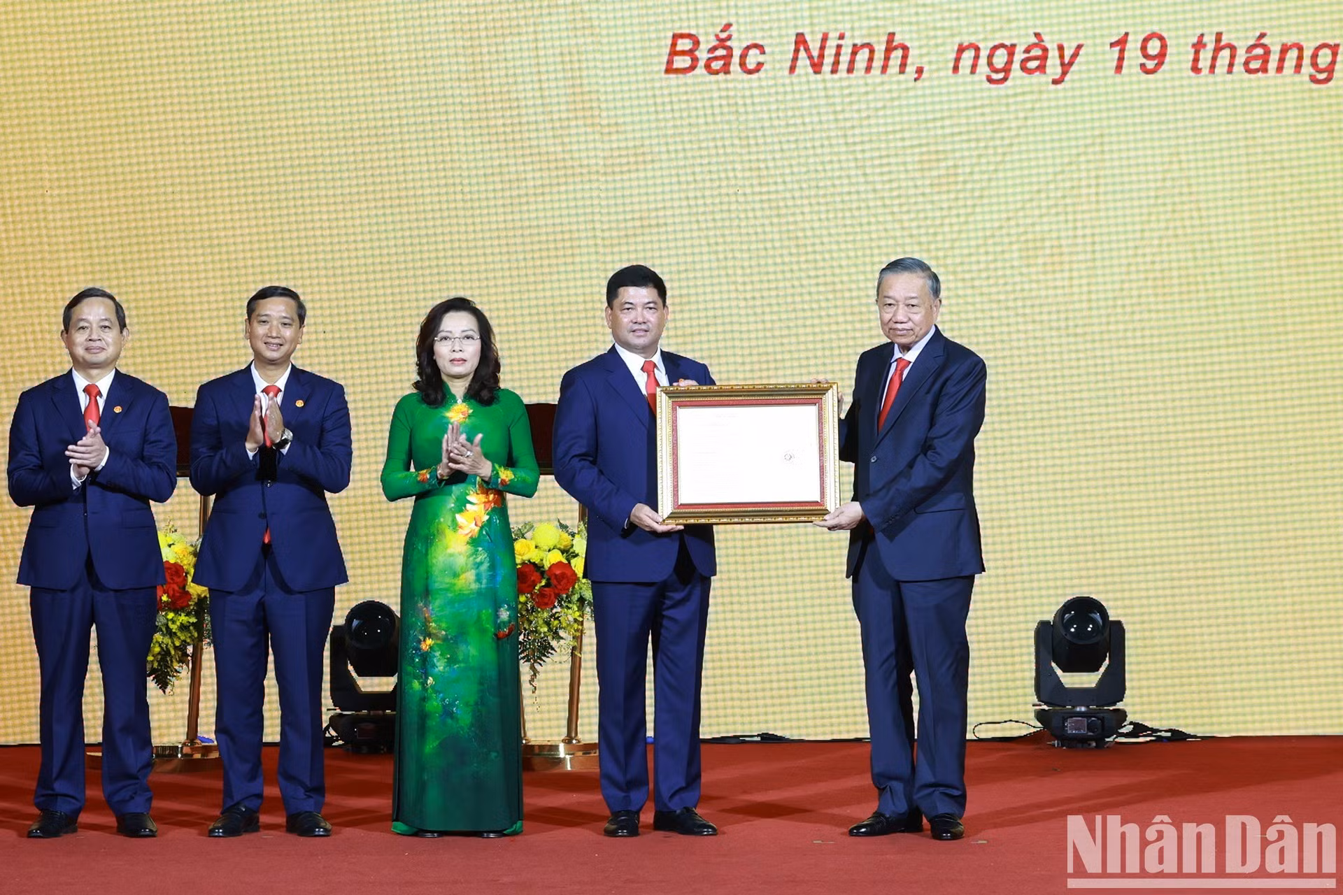 El secretario general del Partido Comunista y presidente de Vietnam, To Lam, entrega la Resolución de la Asamblea Nacional sobre la creación de la ciudad de Bac Ninh a los dirigentes del territorio.