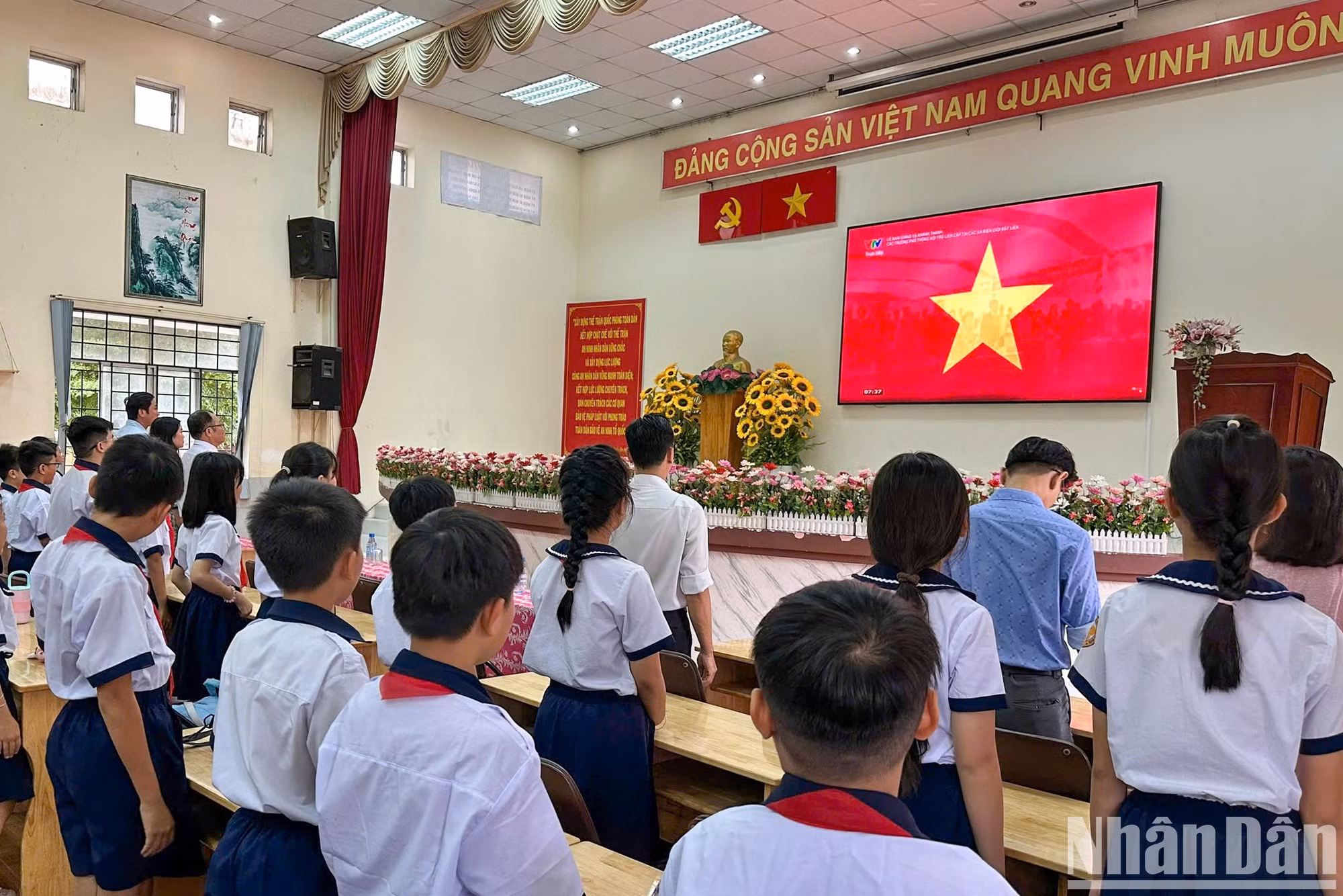 Profesores y alumnos de la Escuela Primaria Phuoc Long (sede 1) en la ceremonia de saludo a la bandera nacional.