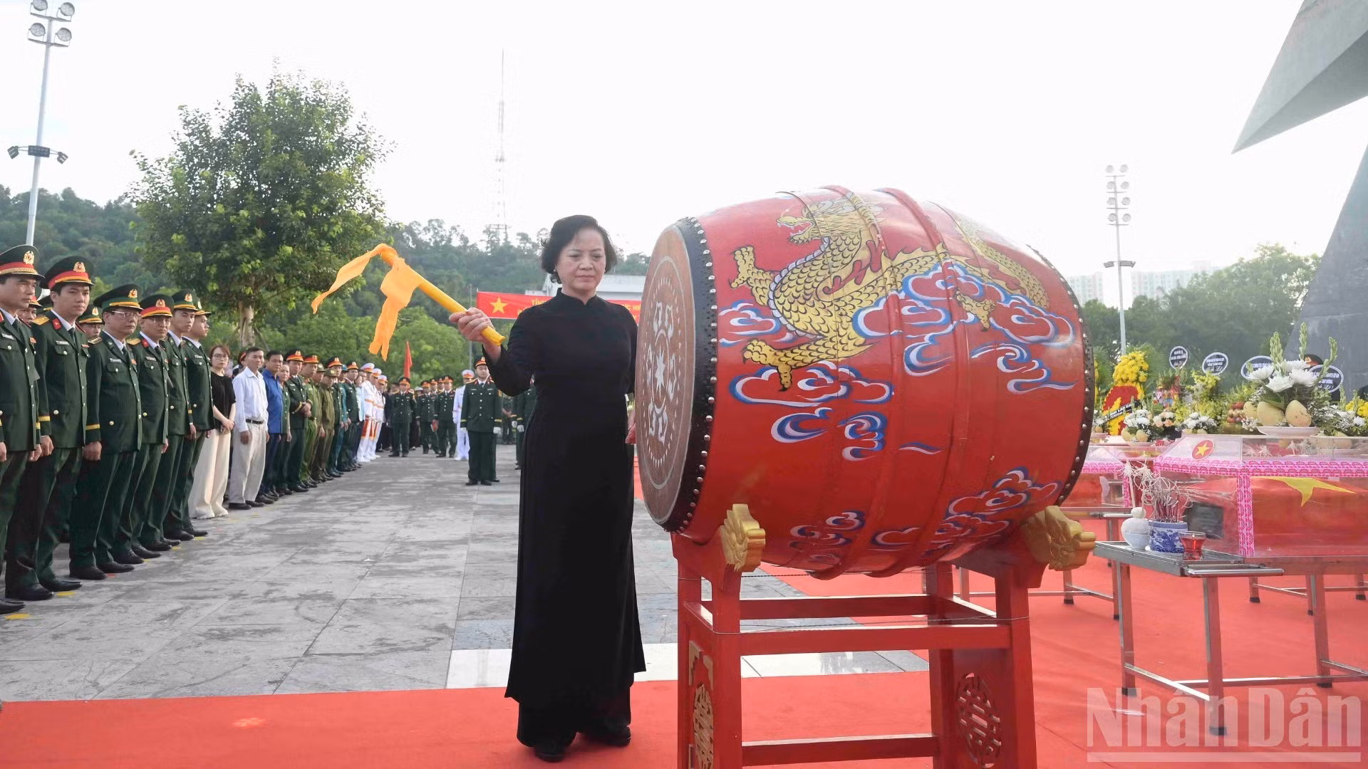 Thanh Tra realiza el ritual de redoble del tambor para rendir homenaje a los héroes y mártires durante la ceremonia.