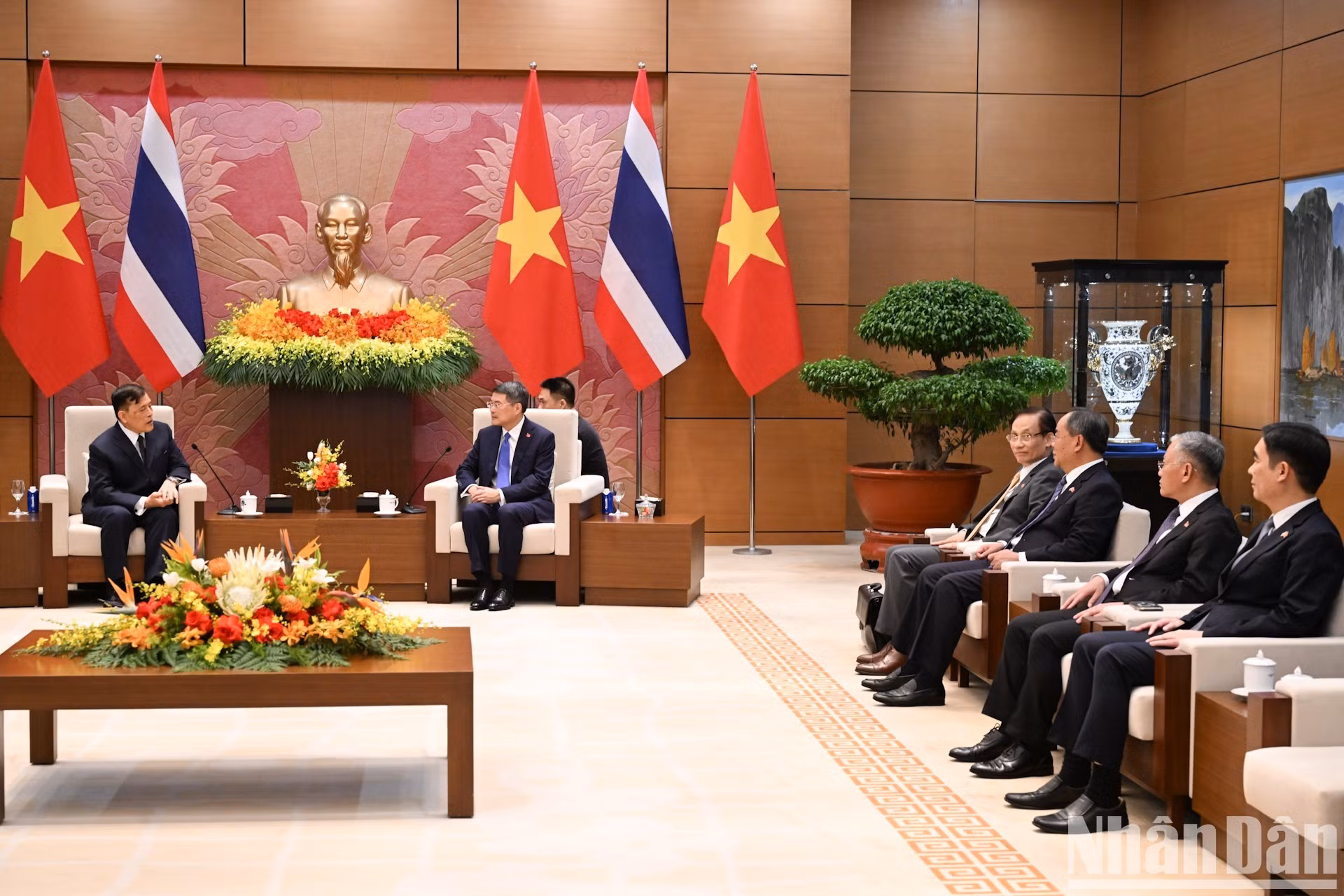 Asistentes vietnamitas en el encuentro con el Rey tailandés.