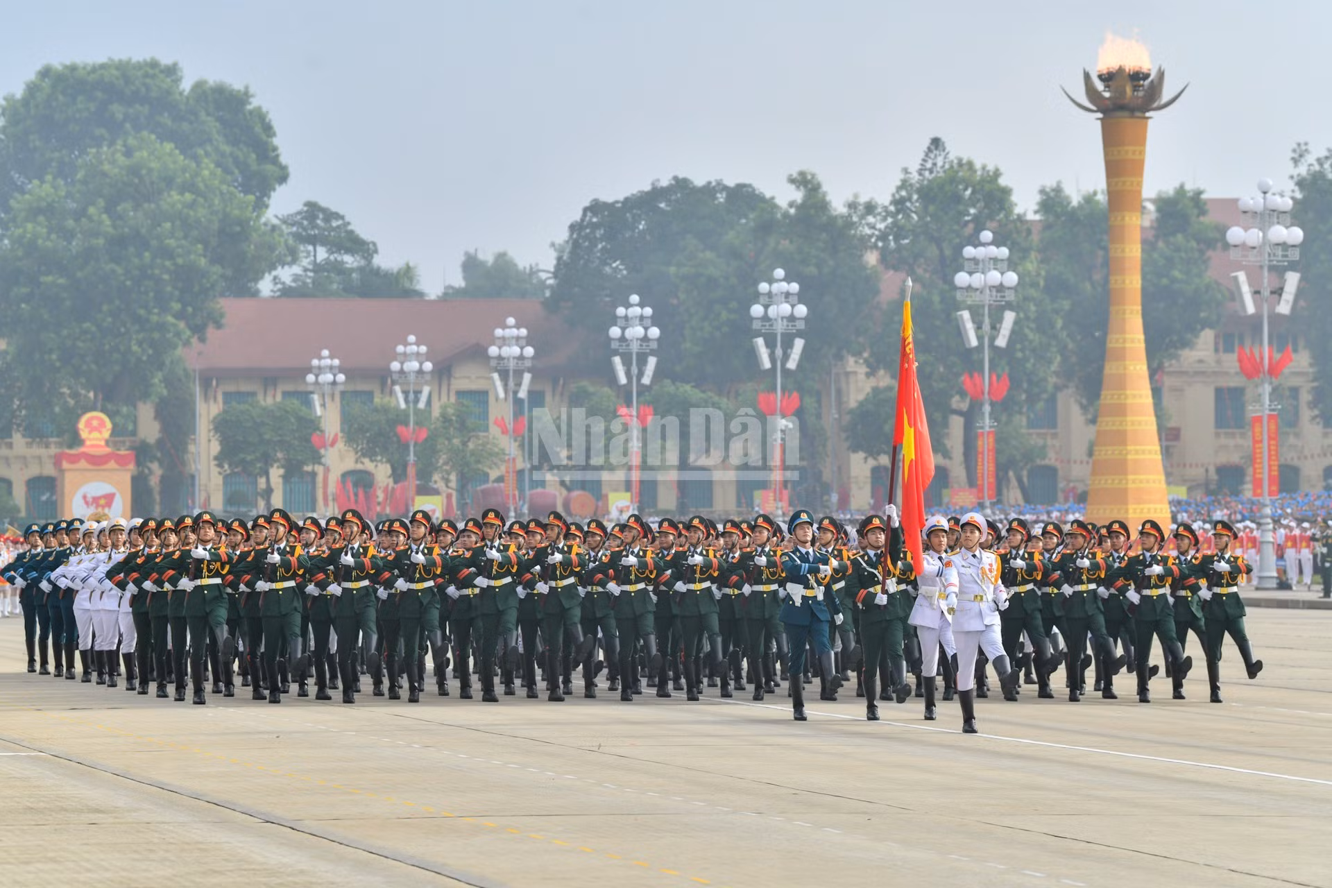 Los bloques a pie de las fuerzas del Ejército Popular de Vietnam desfilan por la Plaza de Ba Dinh.