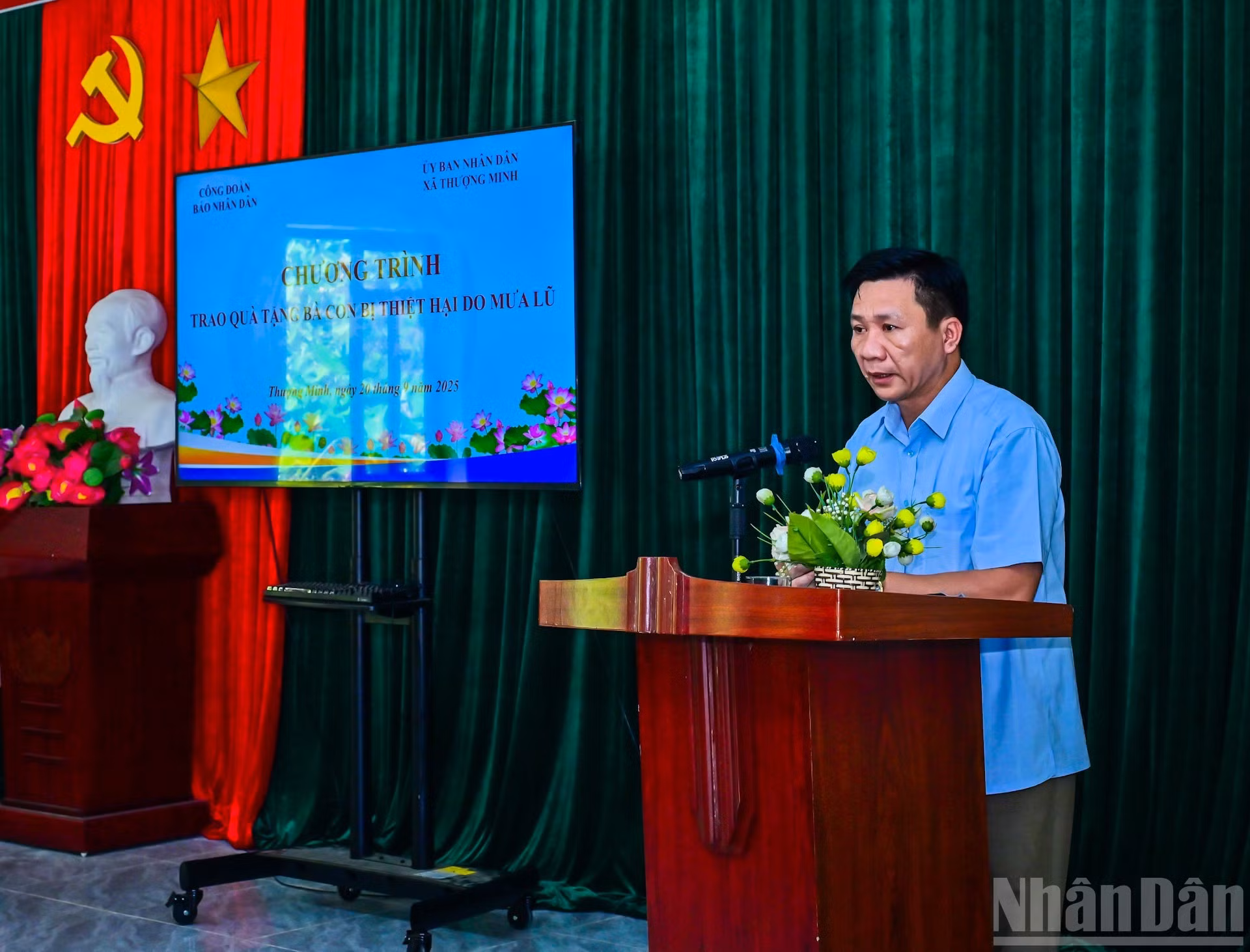 Ly Van Truong, vicepresidente del Comité Popular de la comuna de Thuong Minh, agradece el apoyo del del periódico Nhan Dan.