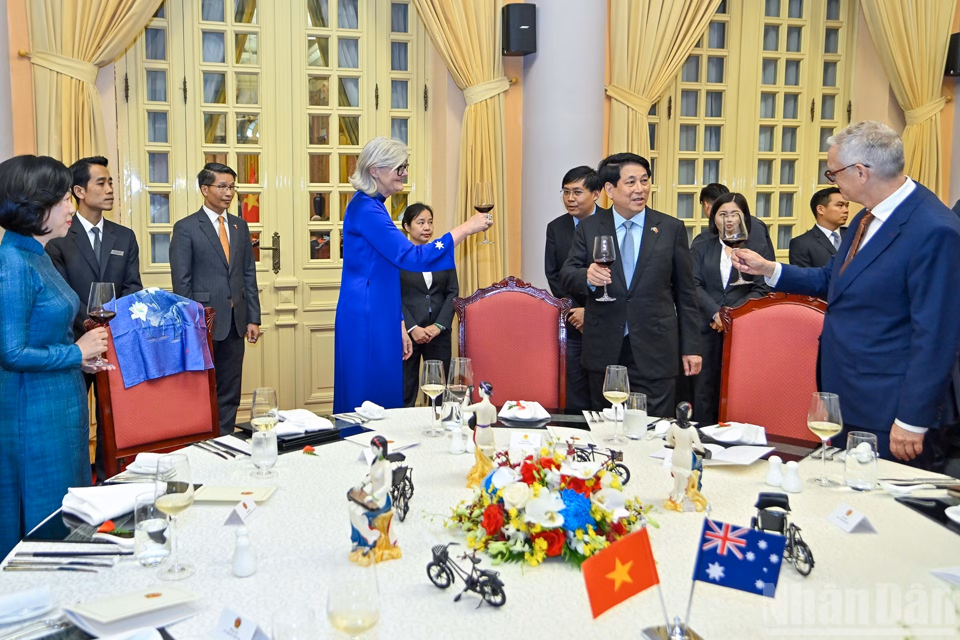 Los delegados brindan en la cita.