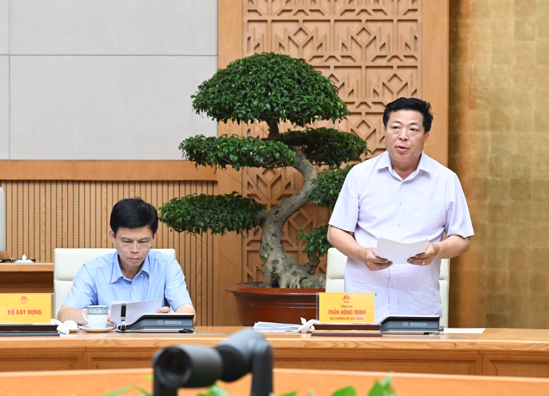 El ministro de Construcción, Tran Hong Minh, habla en la cita.