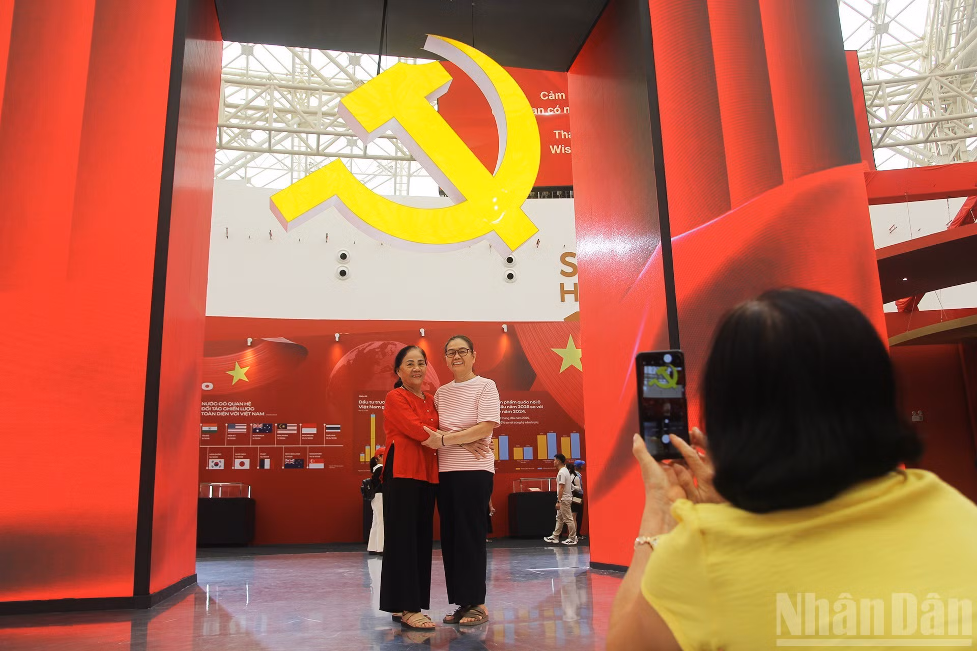 El símbolo comunista causa una fuerte impresión en los visitantes.