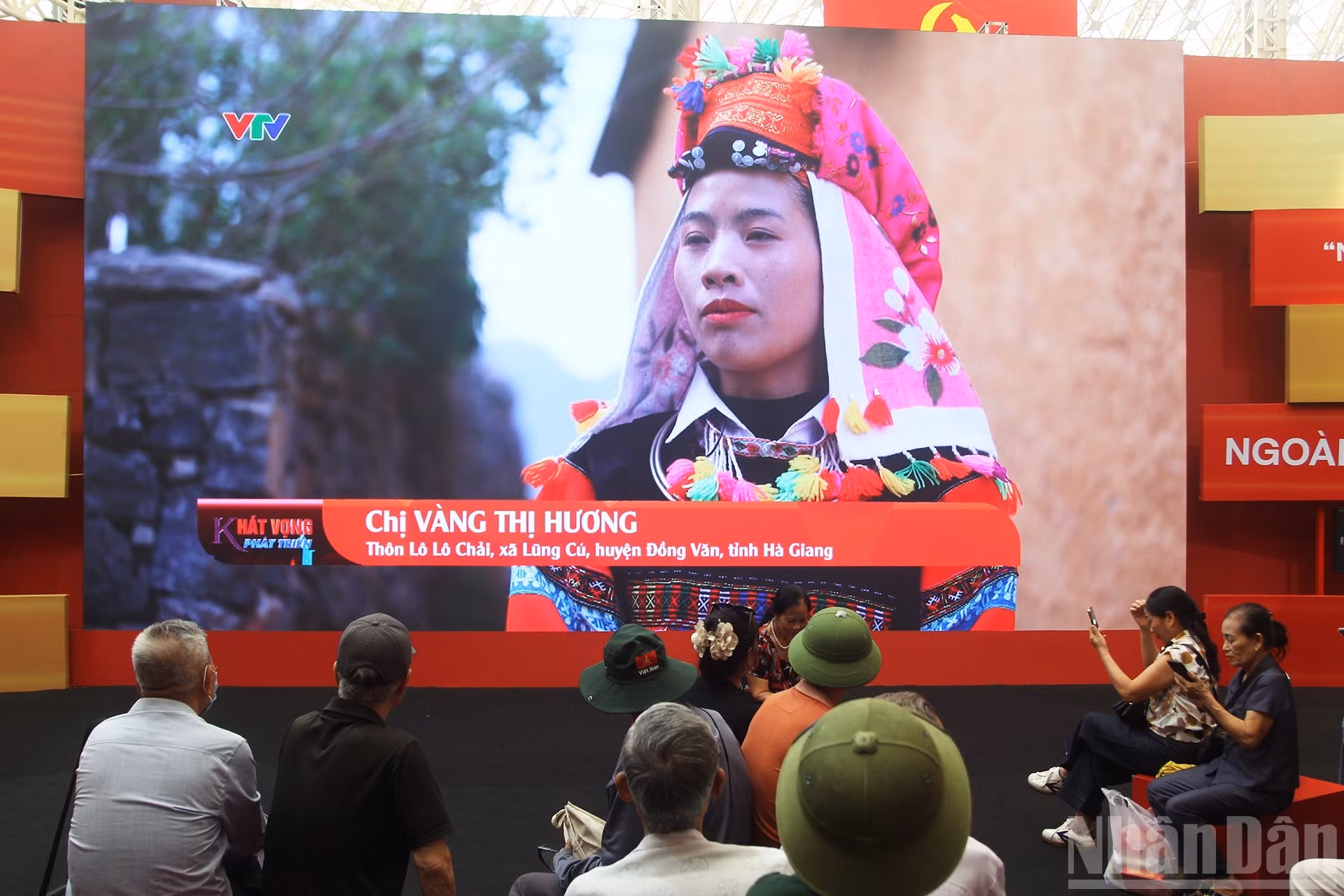En la Zona 6, los visitantes pueden ver reportajes producidos por la Televisión de Vietnam (VTV) que reflejan el proceso de desarrollo económico, social y cultural del país.