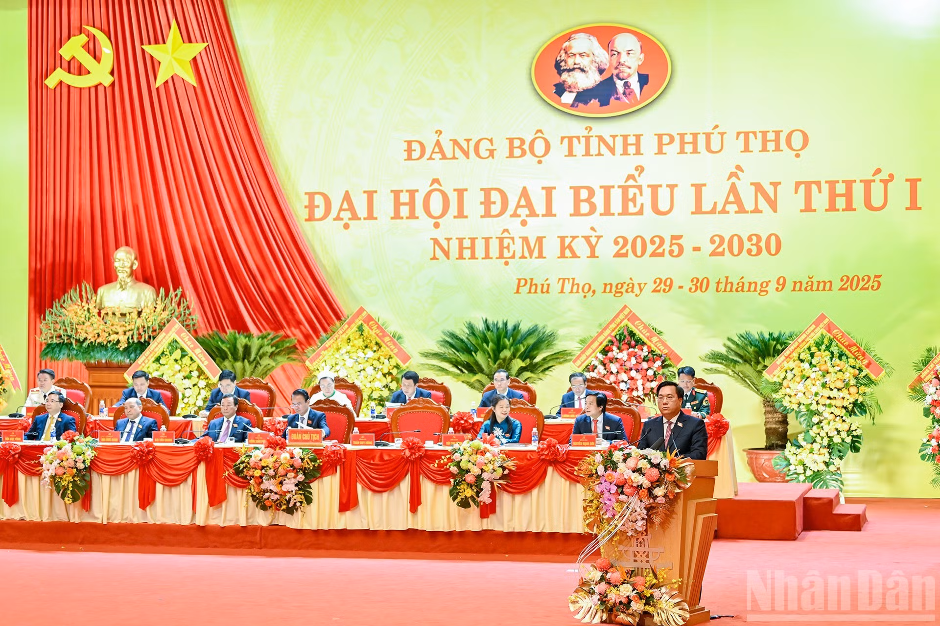 El vicesecretario del Comité del Partido y presidente del Comité Popular de Phu Tho, Tran Duy Dong, presenta el Informe Político a la Asamblea Provincial del Partido para el período 2025-2030.
