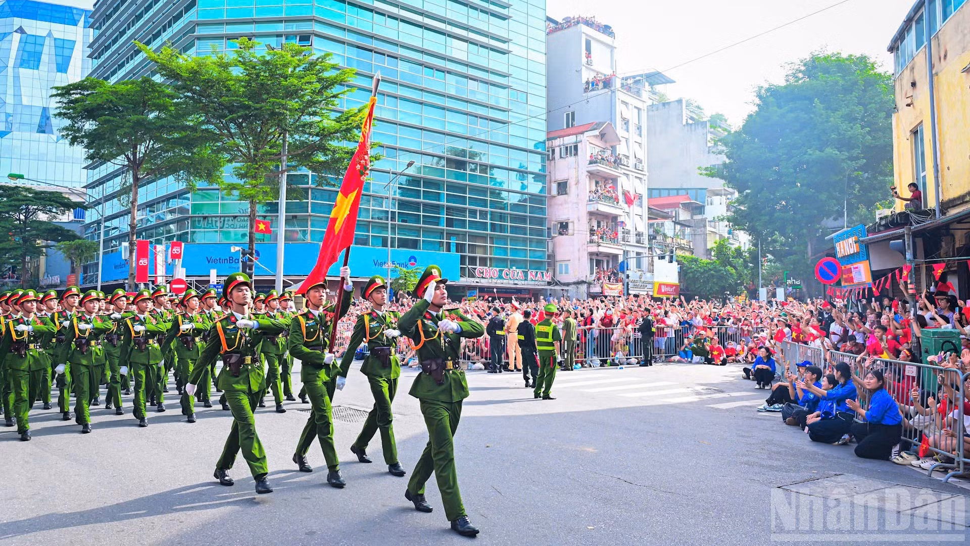 [Foto] Fuerzas de la Seguridad Pública Popular desfilan por la calle Le Duan