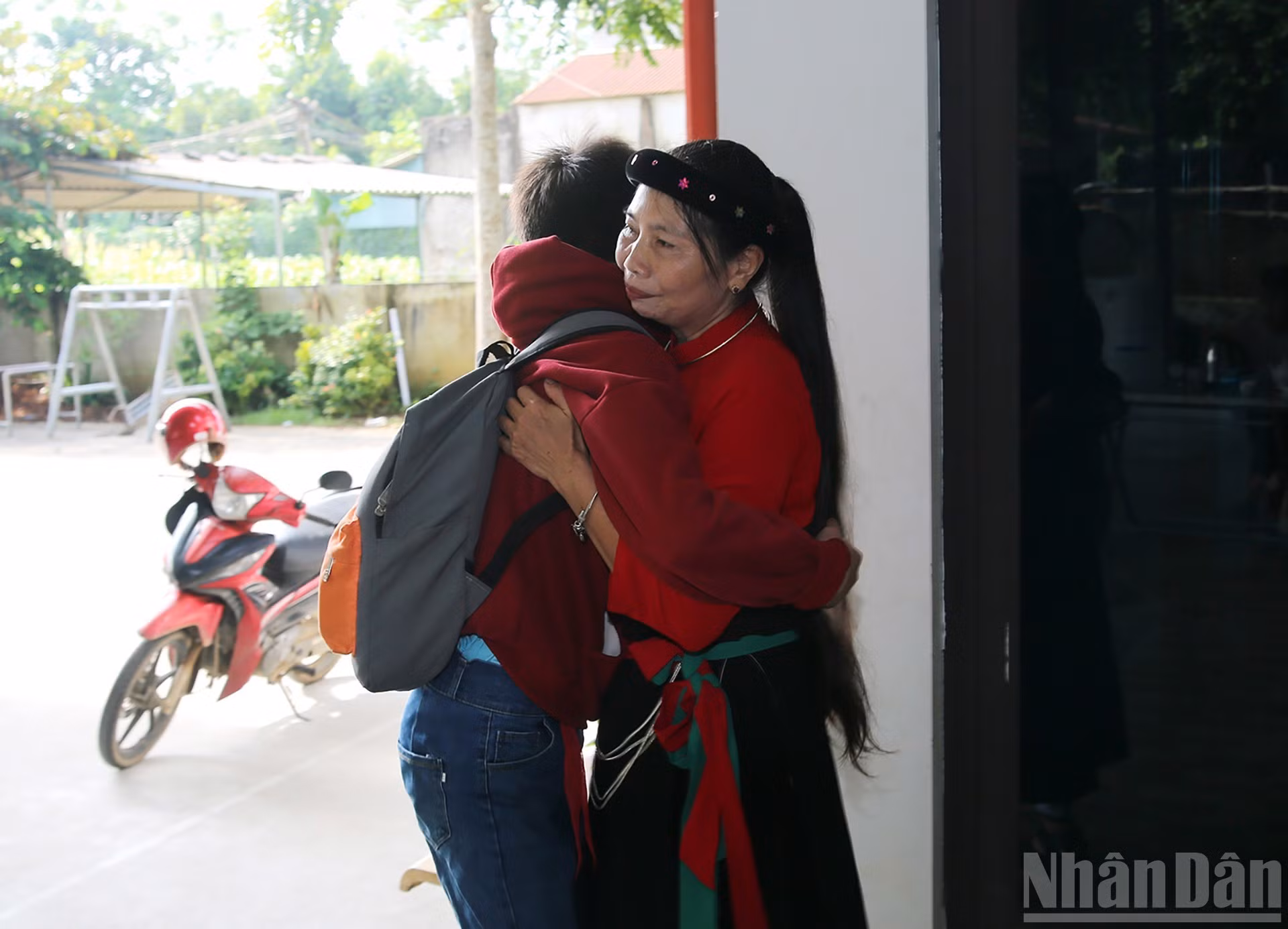 El alumno Nguyen Cao Phong se alegra al reencontrarse con la maestra Vy.