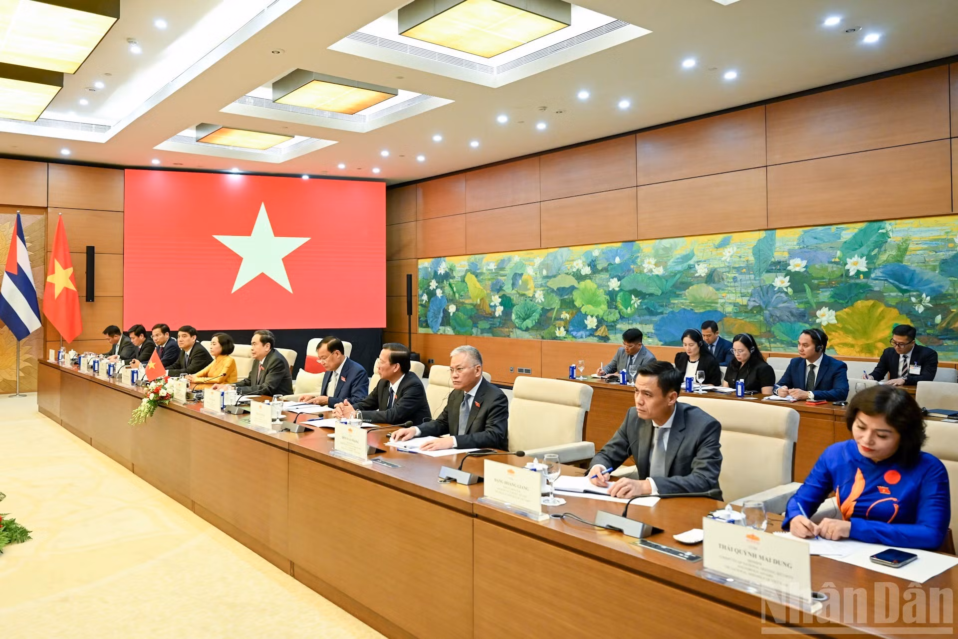 Asistentes vietnamitas en la cita.