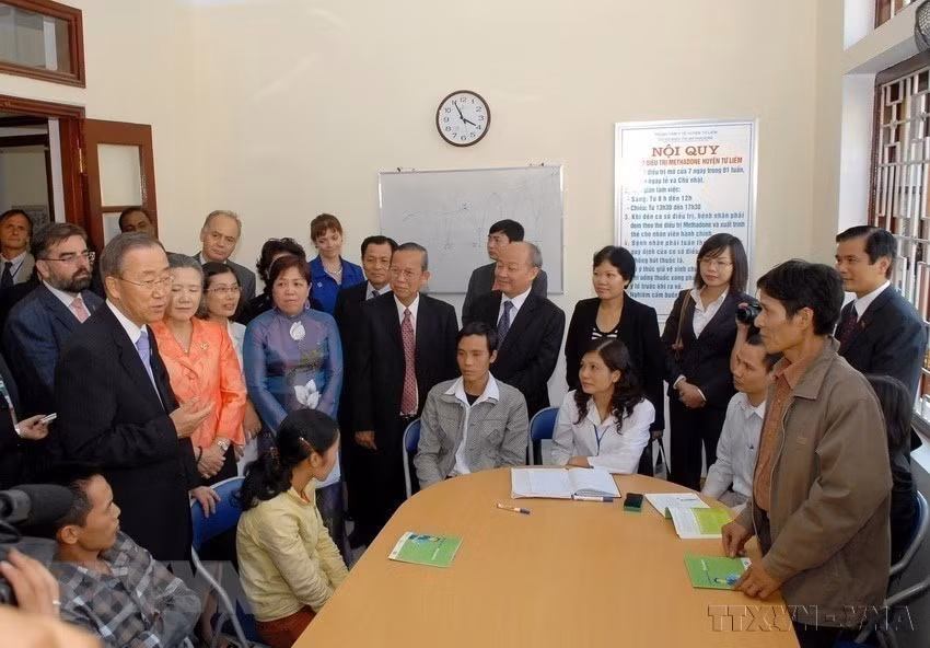 El secretario general de las Naciones Unidas, Ban Ki-moon, visita el proyecto de atención, protección y prevención del VIH/SIDA en el Centro Médico del distrito de Tu Liem, Hanói (29 de octubre de 2010).