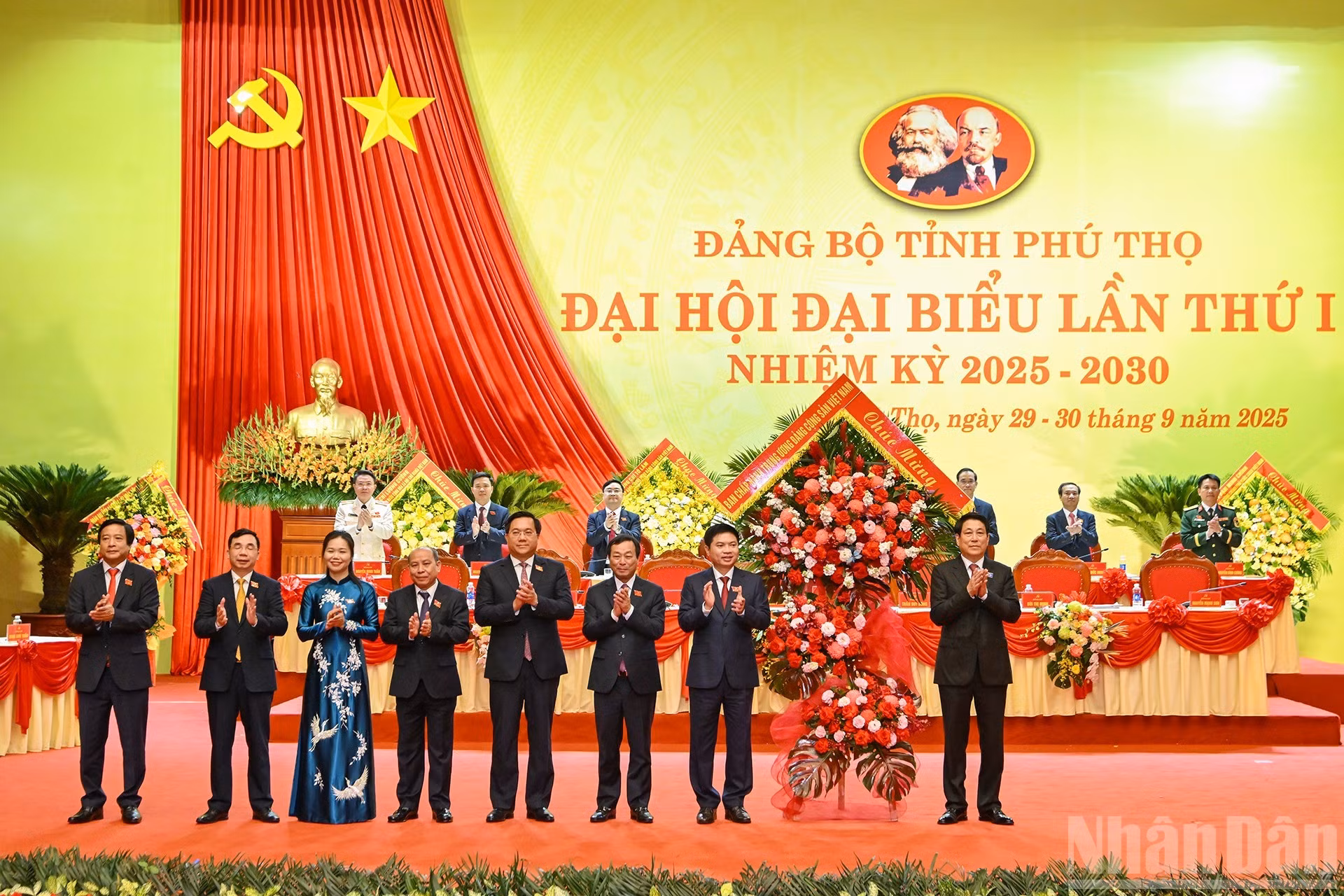 El presidente vietnamtia, Luong Cuong, entrega flores al Comité del Partido, al Gobierno y al pueblo de Phu Tho.