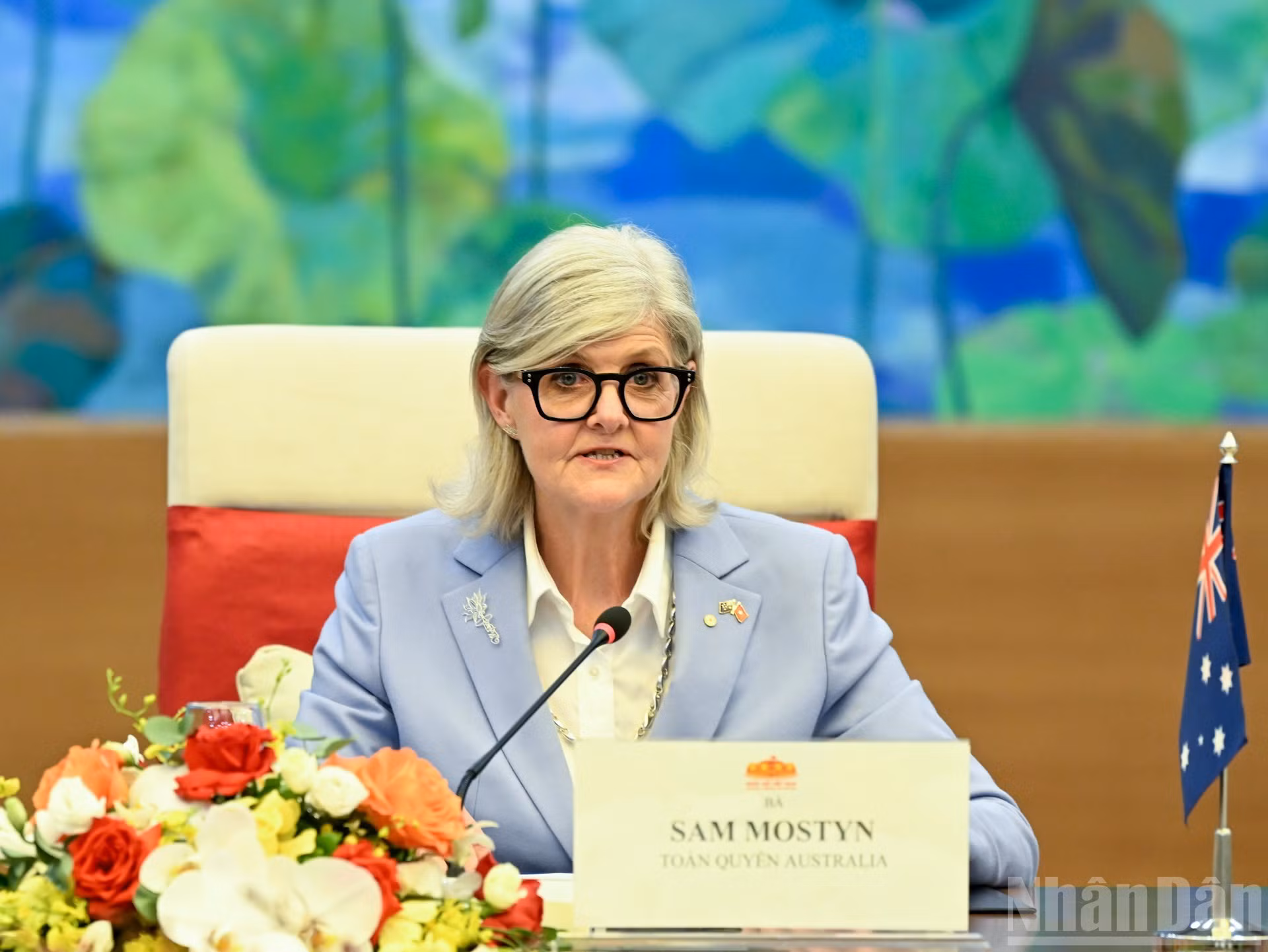 Sam Mostyn interviene en la cita.