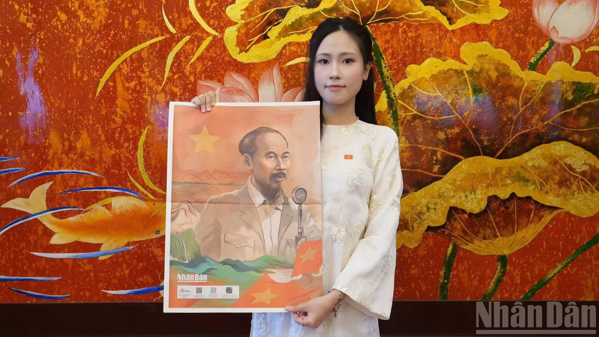 Nguyen Thuc Anh, estudiante vietnamita que estudia en la Universidad de Formación Docente de la Capital (China), recibe un suplemento especial del periódico Nhan Dan.