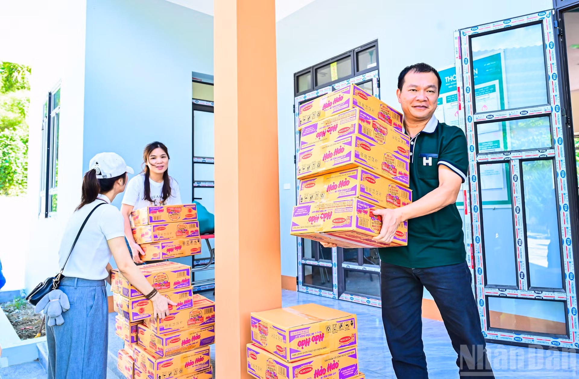 Los miembros del sindicato Nhan Dan, en coordinación con la empresa Acecook Vietnam, llevan obsequios a las familias en situación difícil.