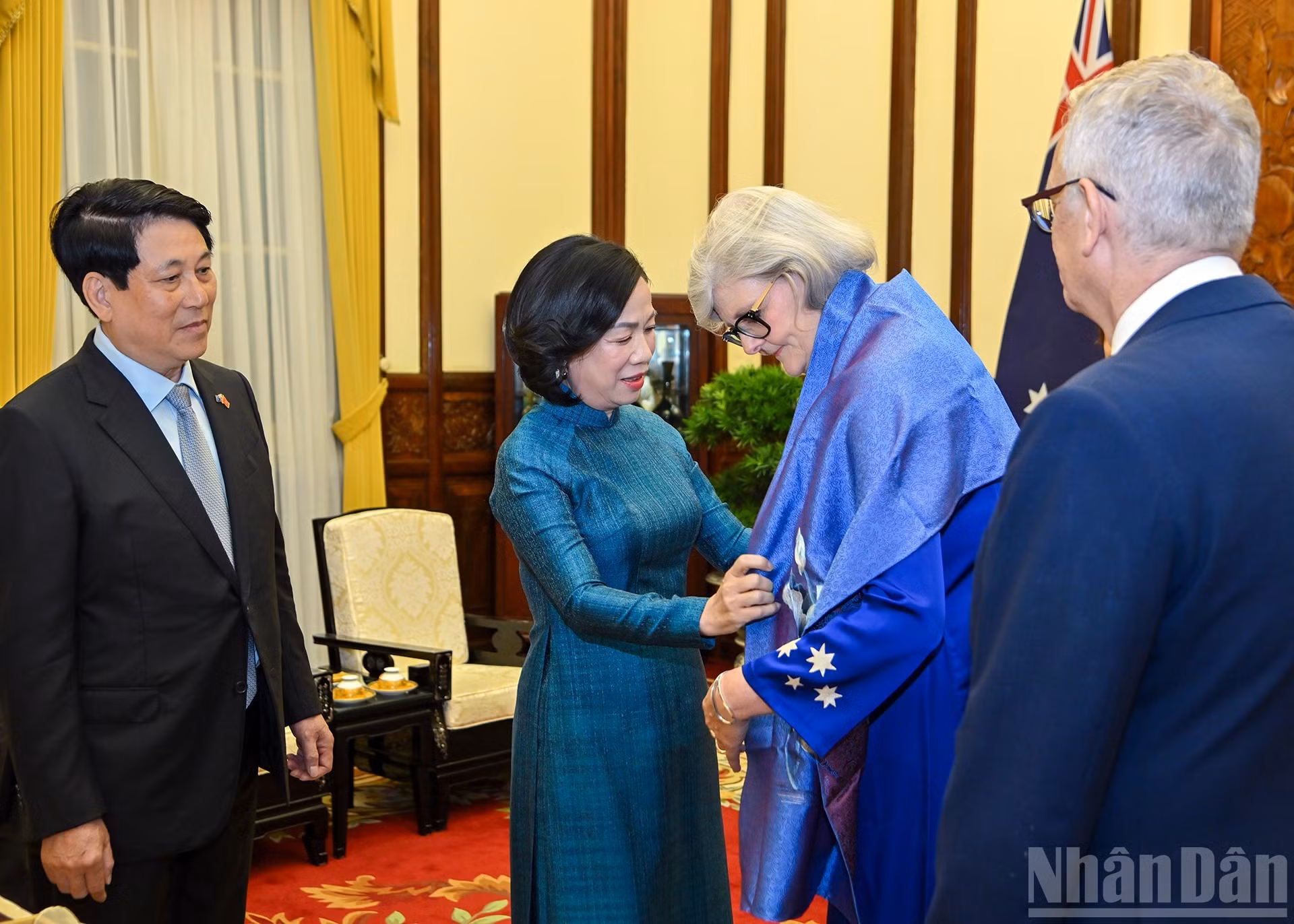 La señora Nguyen Thi Minh Nguyet, esposa del presidente de Vietnam, entrega un obsequio a la gobernadora general de Australia, Sam Mostyn.