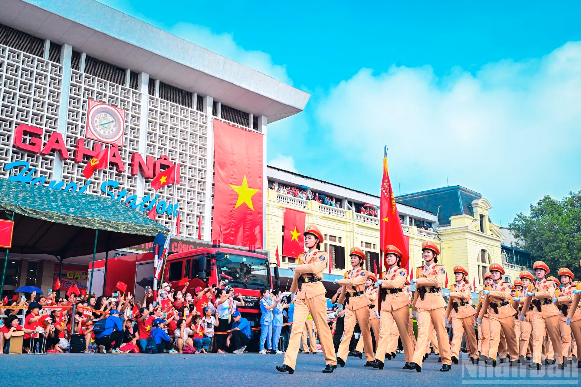 El bloque de mujeres policías de tránsito pasa por la calle Le Duan.