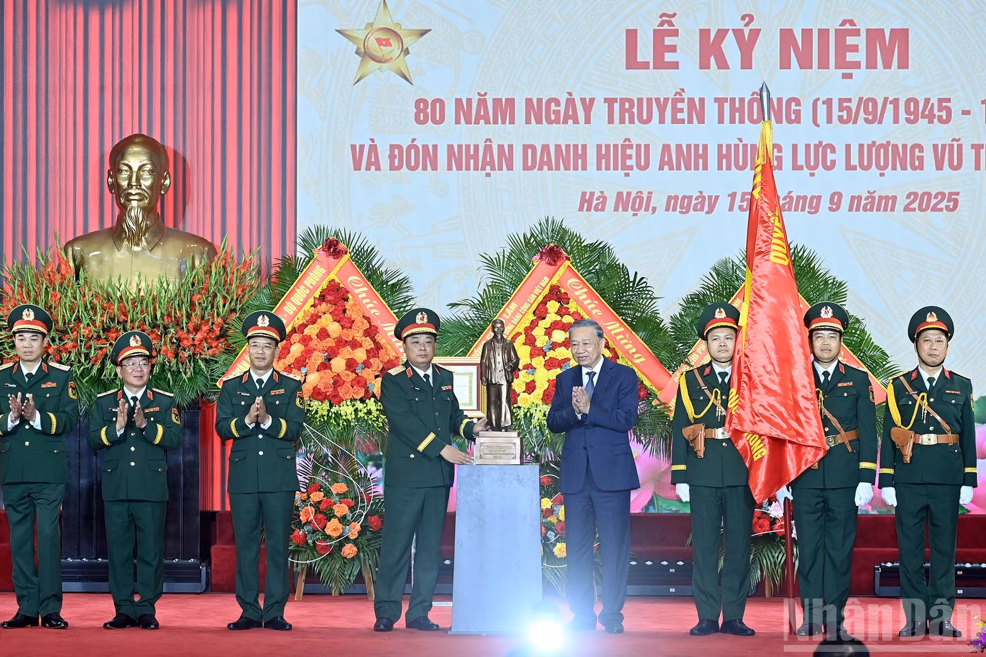 Entrega una estatua del Presidente Ho Chi Minh al Departamento General de la Industria de Defensa.