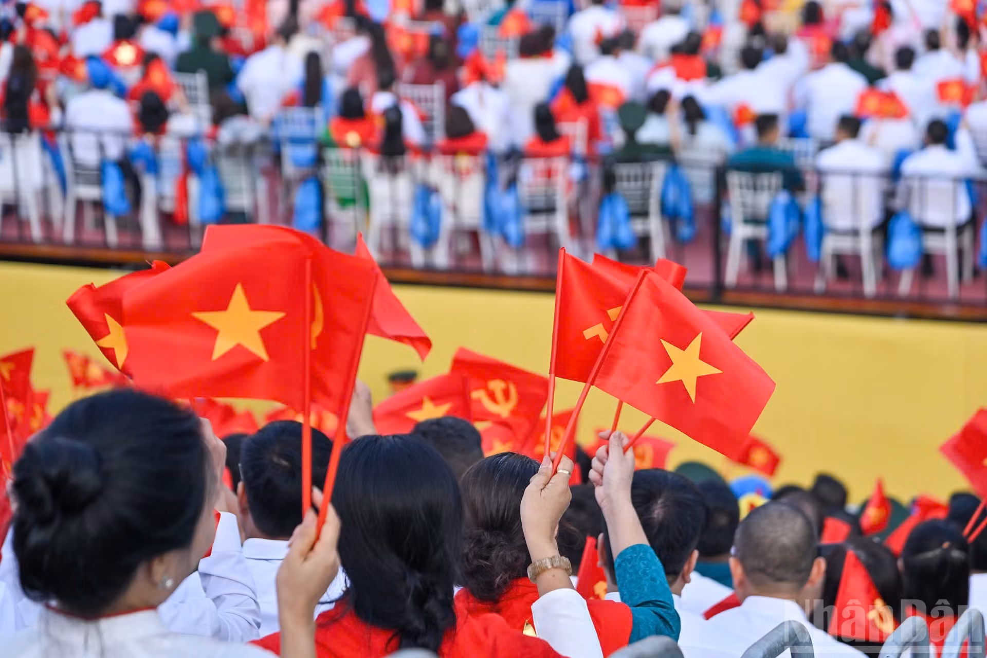 La bandera roja con la estrella amarilla ondea en la alegre atmósfera del Día de la Independencia.