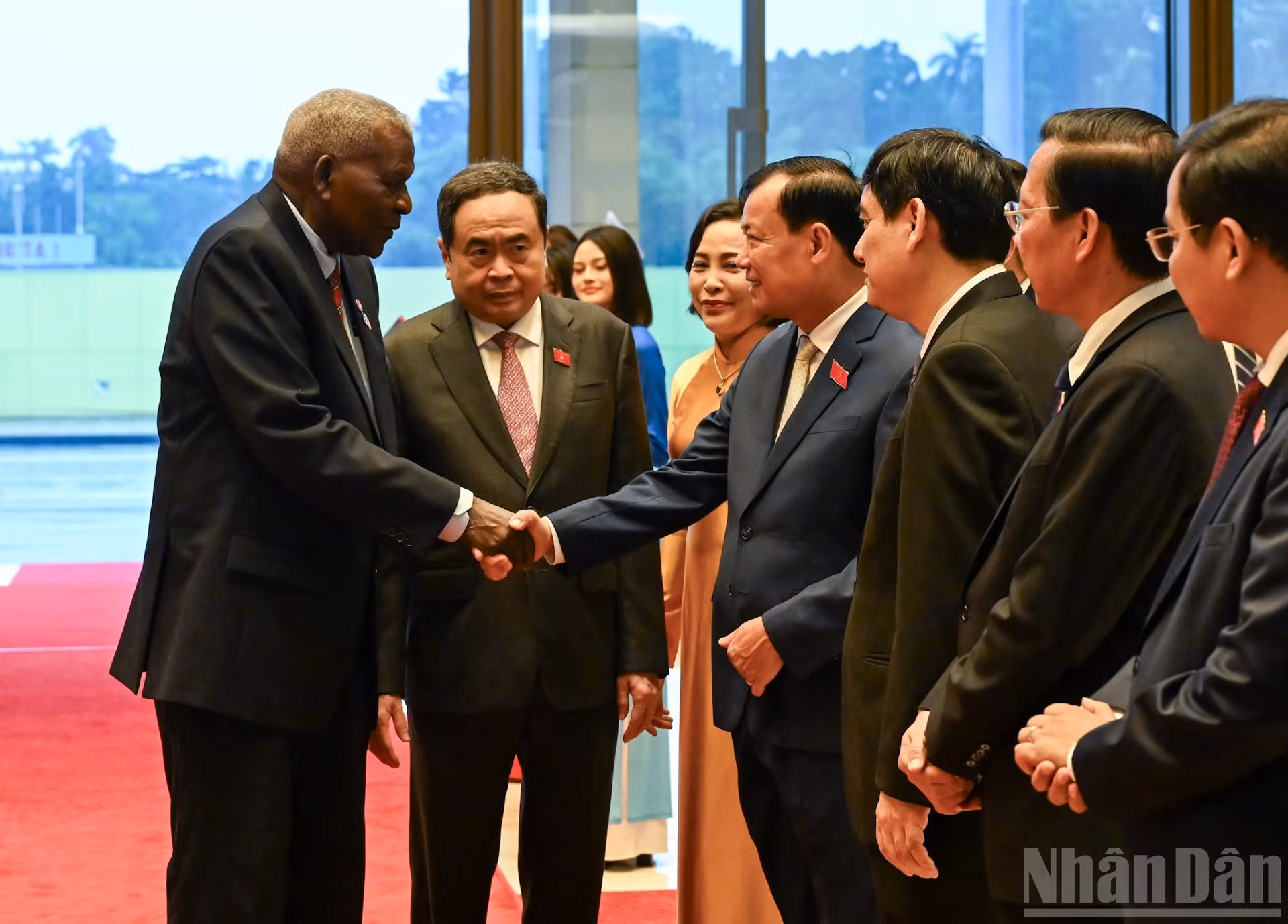 El titular del Parlamento anfitrión presenta a los delegados de la parte vietnamita al dirigente cubano.