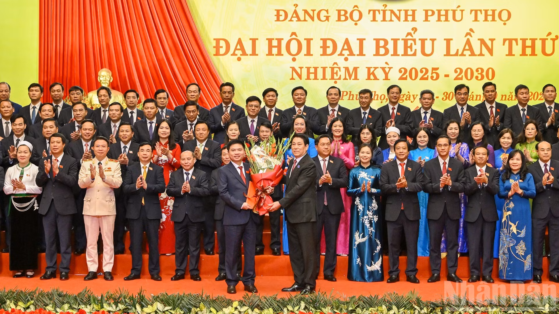 El presidente vietnamita, Luong Cuong, entrega la Decisión del Buró Político y felicita al Buró Ejecutivo del Comité partidista de la provincia de Phu Tho para el mandato 2025-2030.