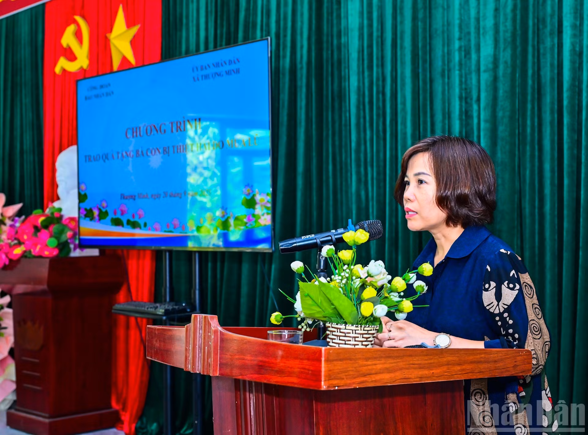 La presidenta del sindicato del periódico Nhan Dan, Tran Thi Kieu Thanh Binh, expresa su solidaridad con las personas afectadas por el desastre.