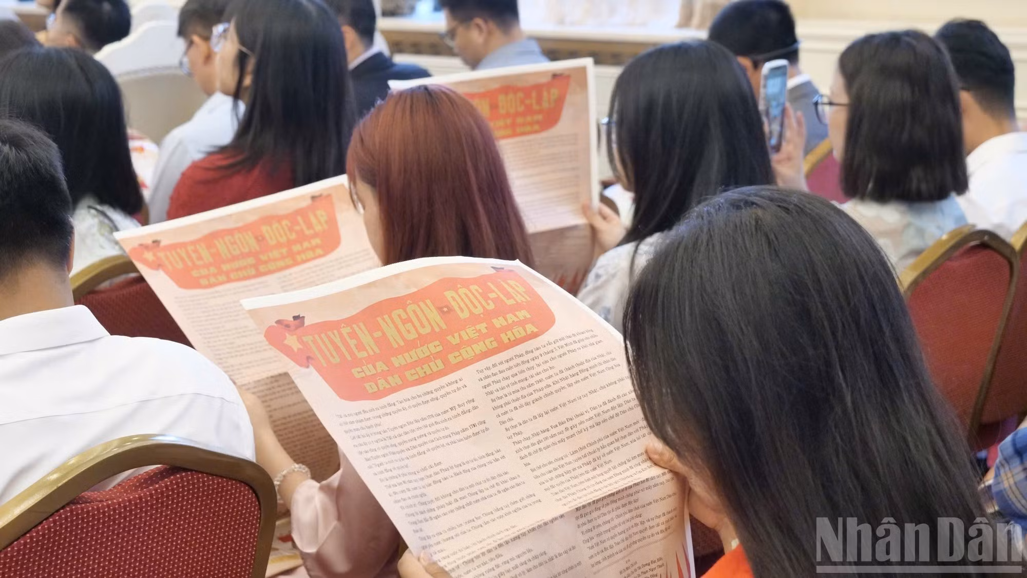 Los estudiantes vietnamitas en China leen la Declaración de Independencia en el suplemento especial.