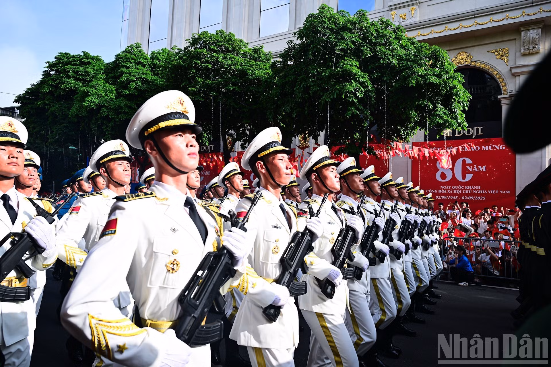 El bloque del Ejército de China desfila por las calles.