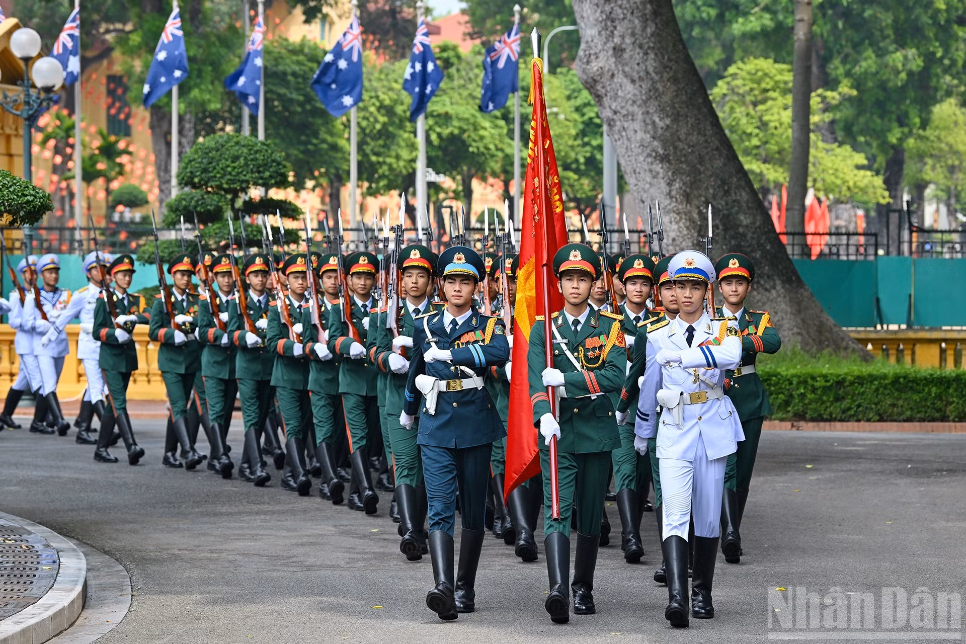 La Guardia de Honor del Ejército Popular de Vietnam toma posición en preparación para la ceremonia de bienvenida a la gobernadora general de Australia, Simon Mostyn, y su esposo.
