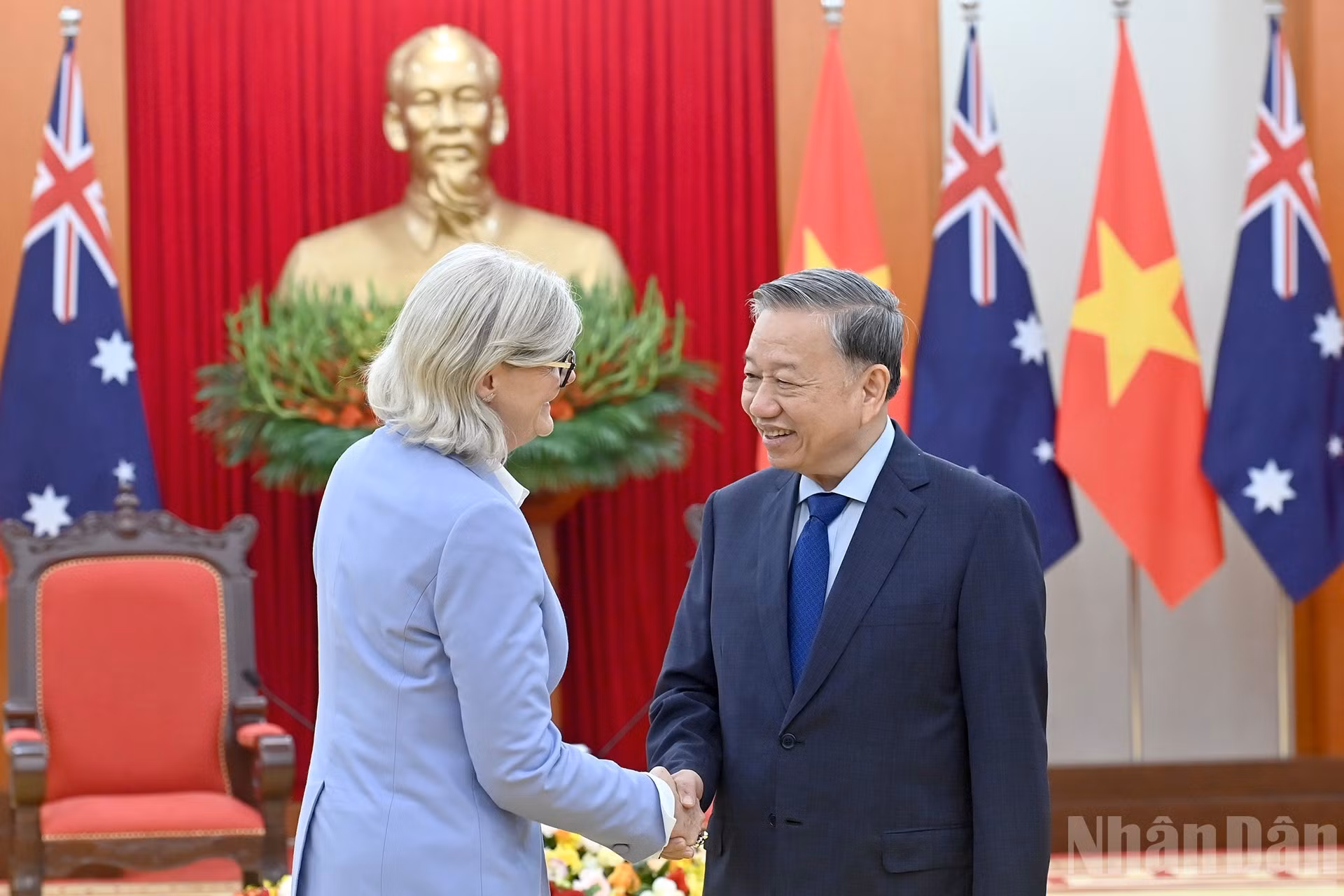 El secretario general del PCV, To Lam, da la bienvenida a la gobernadora general de Australia, Sam Mostyn.