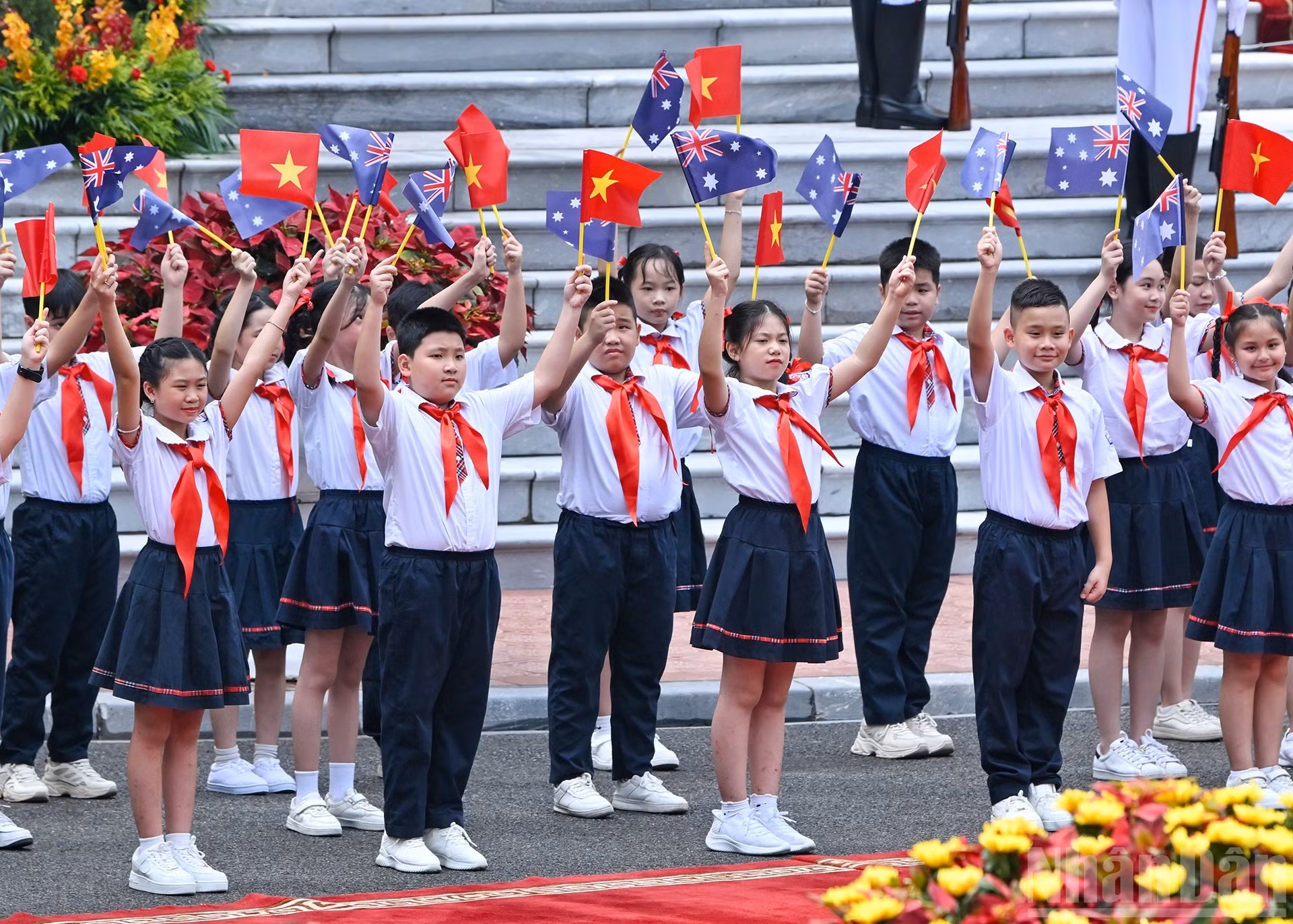 Niños de Hanói dan la bienvenida al presidente de Vietnam, Luong Cuong, y su esposa, así como a la gobernadora general de Australia, Sam Mostyn, y su esposo durante la ceremonia.