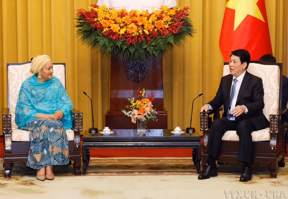 El presidente vietnamita, Luong Cuong, recibe a Amina Mohammed, vicesecretaria general de las Naciones Unidas, con motivo de su asistencia a la 4ª Cumbre de la Alianza para el Crecimiento Verde y los Objetivos Globales (P4G), celebrada en Hanói (17 de abril de 2025).