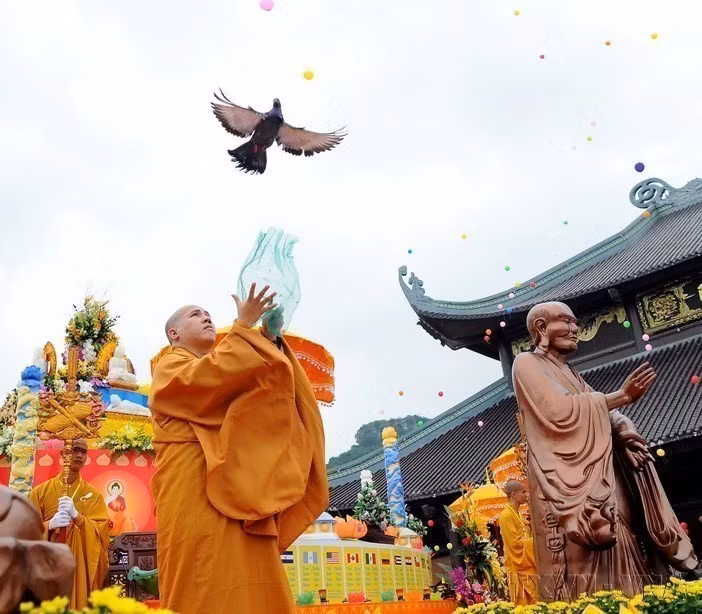 Ceremonia de liberación de palomas para orar por la paz mundial en la apertura de la 11 edición del Día del Vesak de las Naciones Unidas, en la mañana del 8 de mayo de 2014, en la Pagoda Bai Dinh (Ninh Binh).