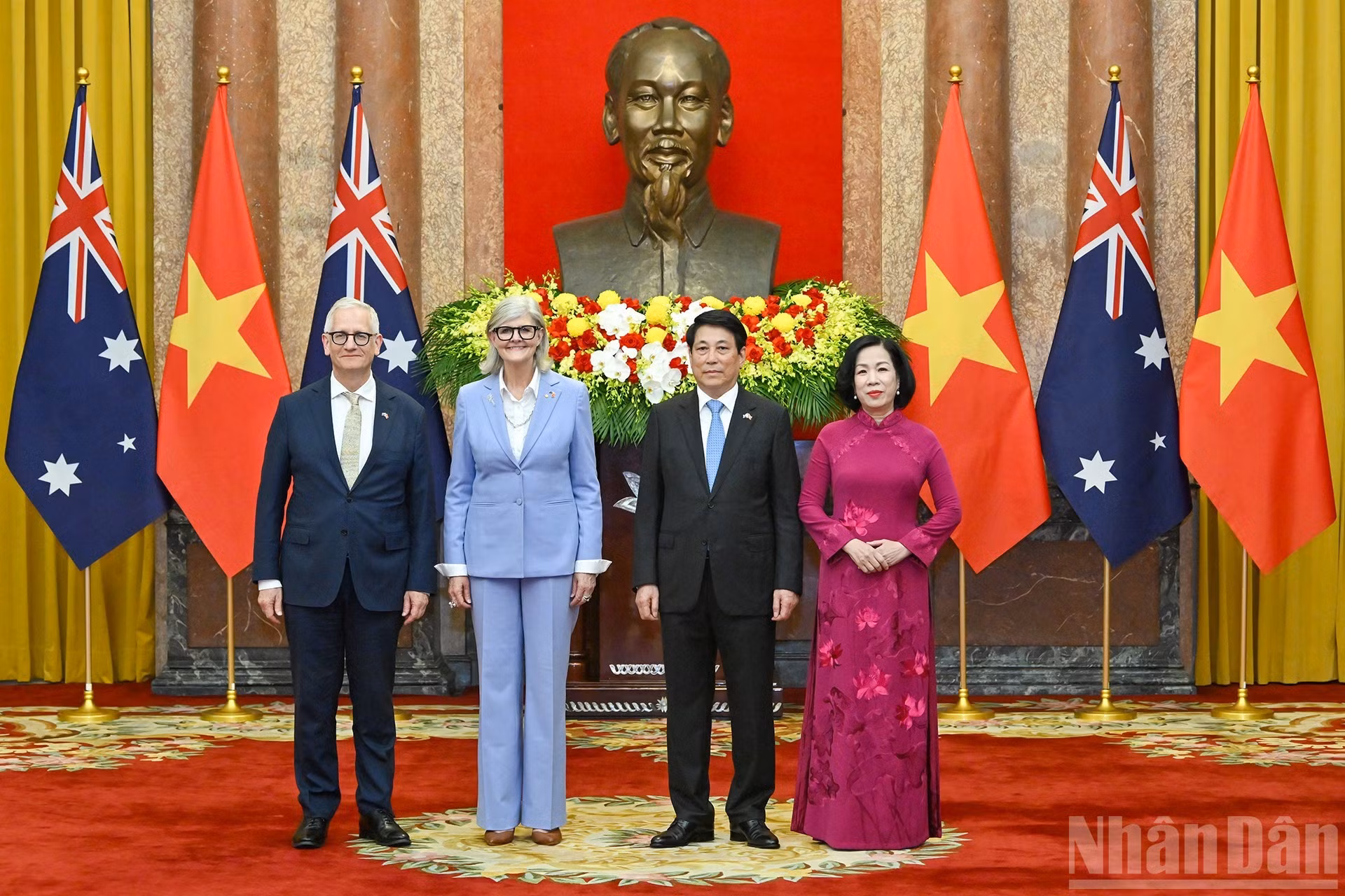 El presidente de Vietnam, Luong Cuong, la gobernadora general de Australia, Sam Mostyn, y sus cónyuges.