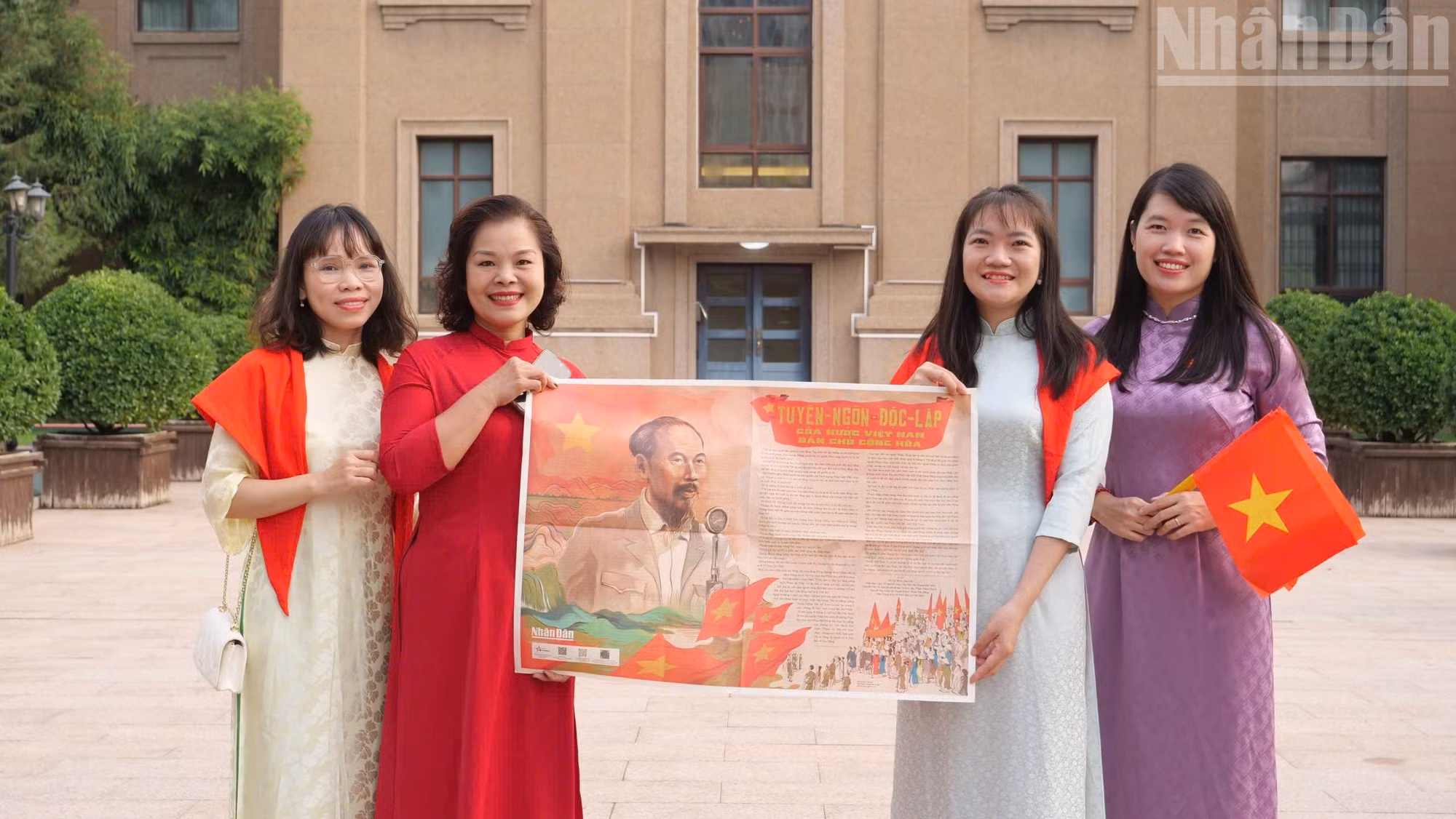Los vietnamitas en China reciben el suplemento especial del periódico Nhan Dan.