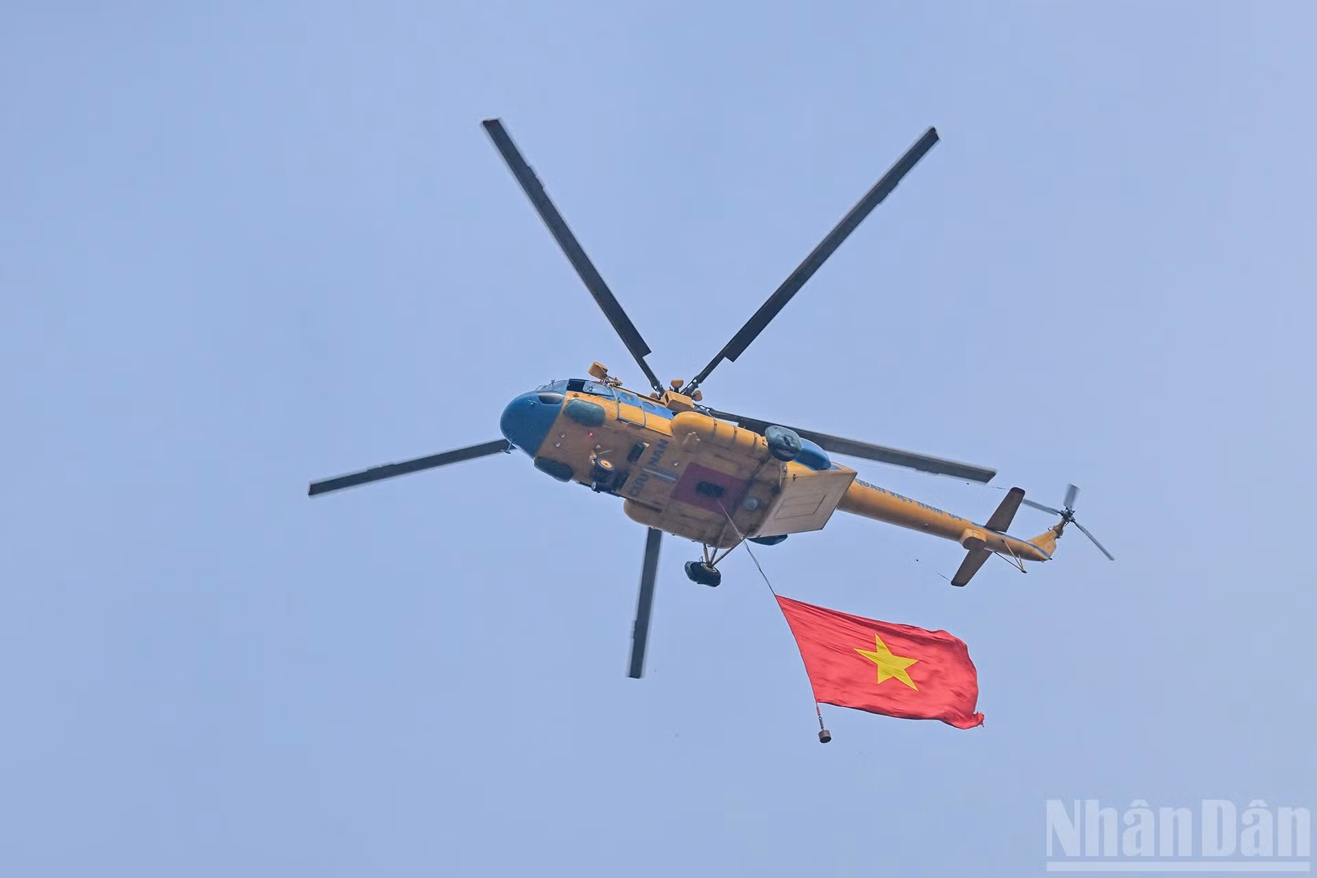 La escuadrilla de helicópteros Mi-171, Mi-17 y Mi-8, con las banderas nacional y del Partido, sobrevuela la histórica plaza de Ba Dinh.