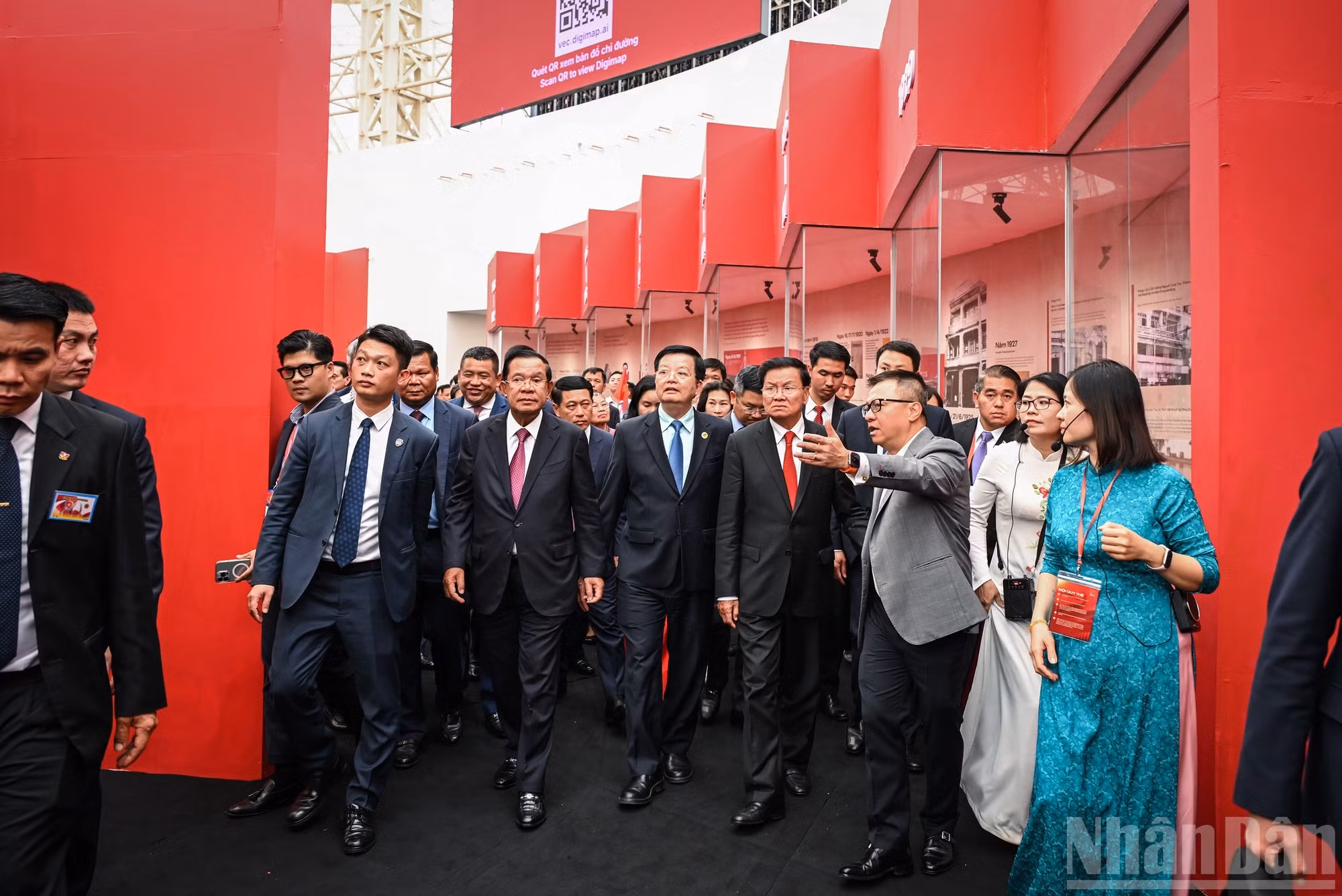 Los delegados visitan la exposición.