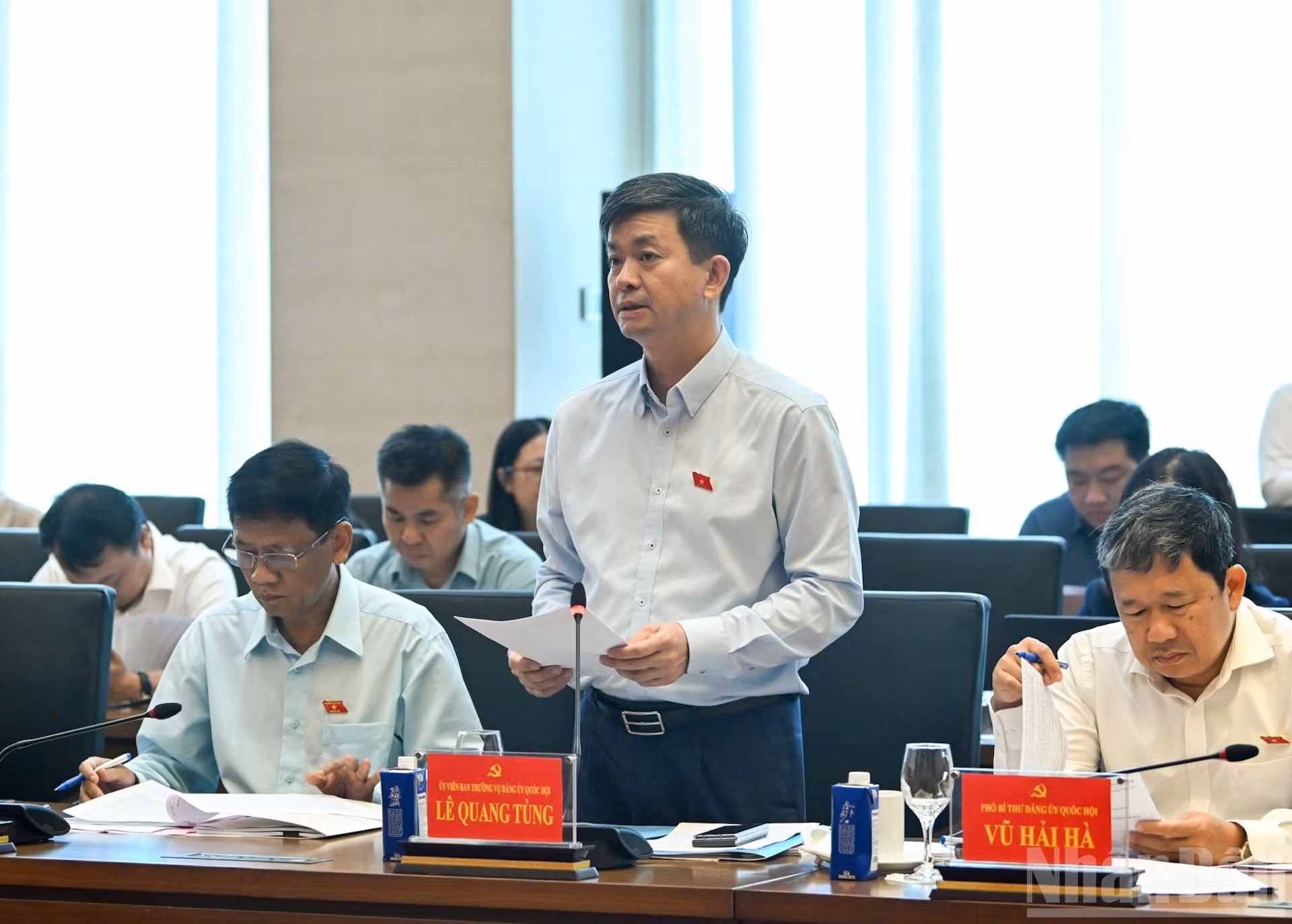 El secretario general de la Asamblea Nacional y jefe de la Oficina Parlamentaria, Le Quang Tung, habla en el evento.