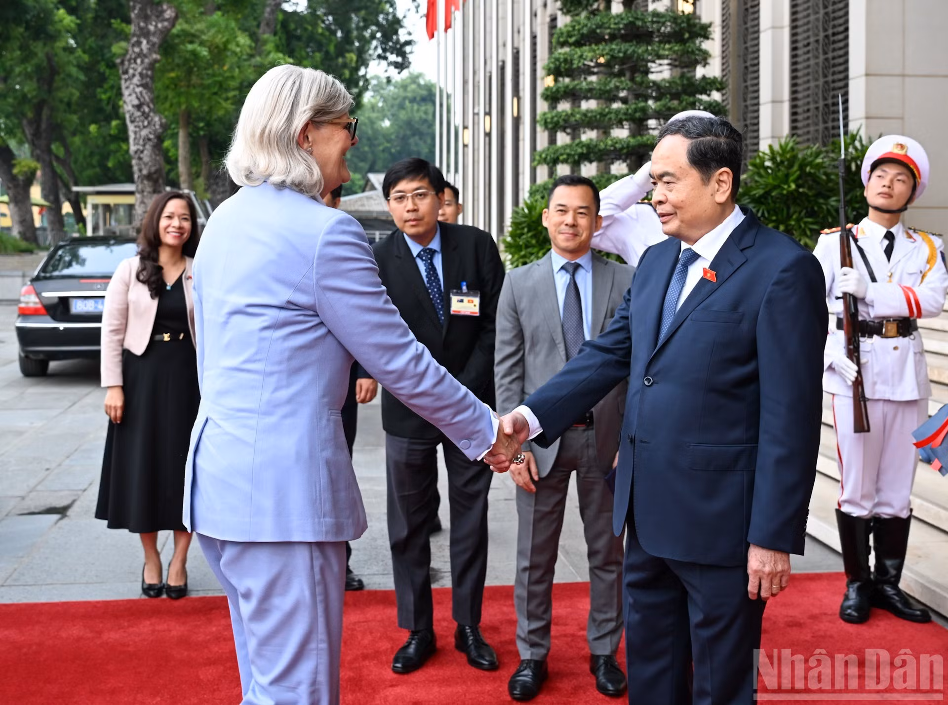 El presidente de la Asamblea Nacional de Vietnam, Tran Thanh Man, recibe a la gobernadora general de Australia, Sam Mostyn.