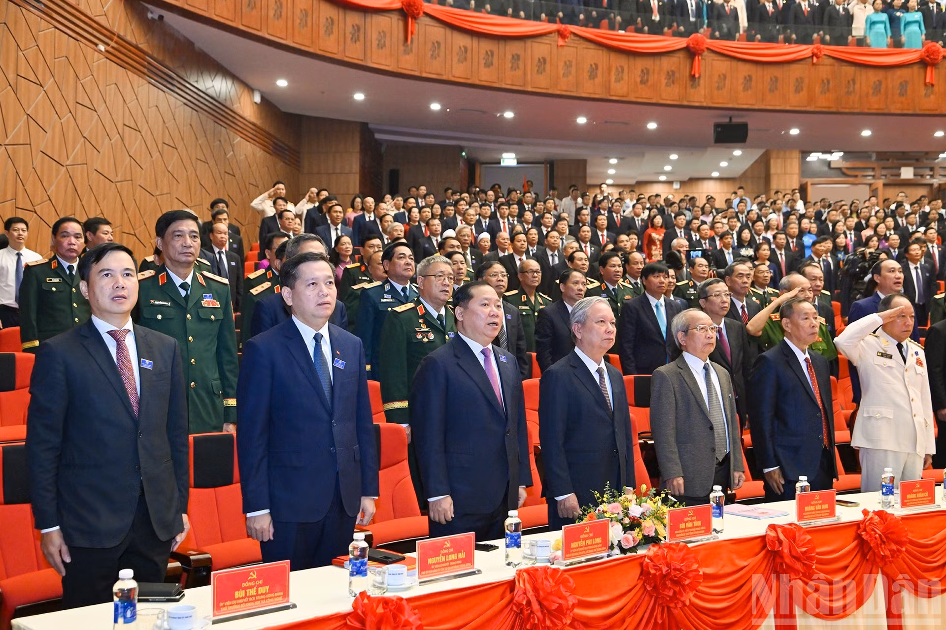Los delegados saludan a la bandera nacional.
