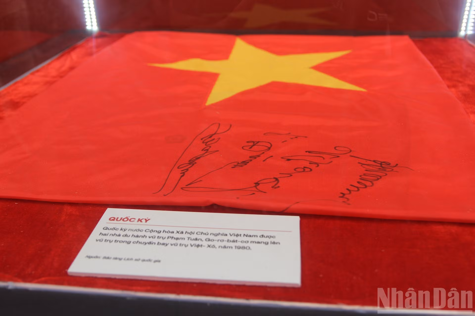 La bandera nacional de la República Socialista de Vietnam, llevada al espacio en 1980 por los cosmonautas Pham Tuan y Viktor Vasílievich Gorbatko durante el vuelo espacial conjunto Vietnam–Unión Soviética.